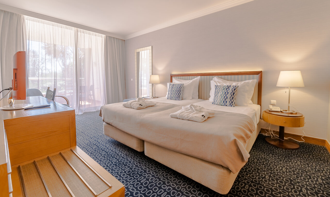 Het T1 - met 1 Kamer van Pestana Alvor Park heeft een tweepersoonsbed en bureau met televisie