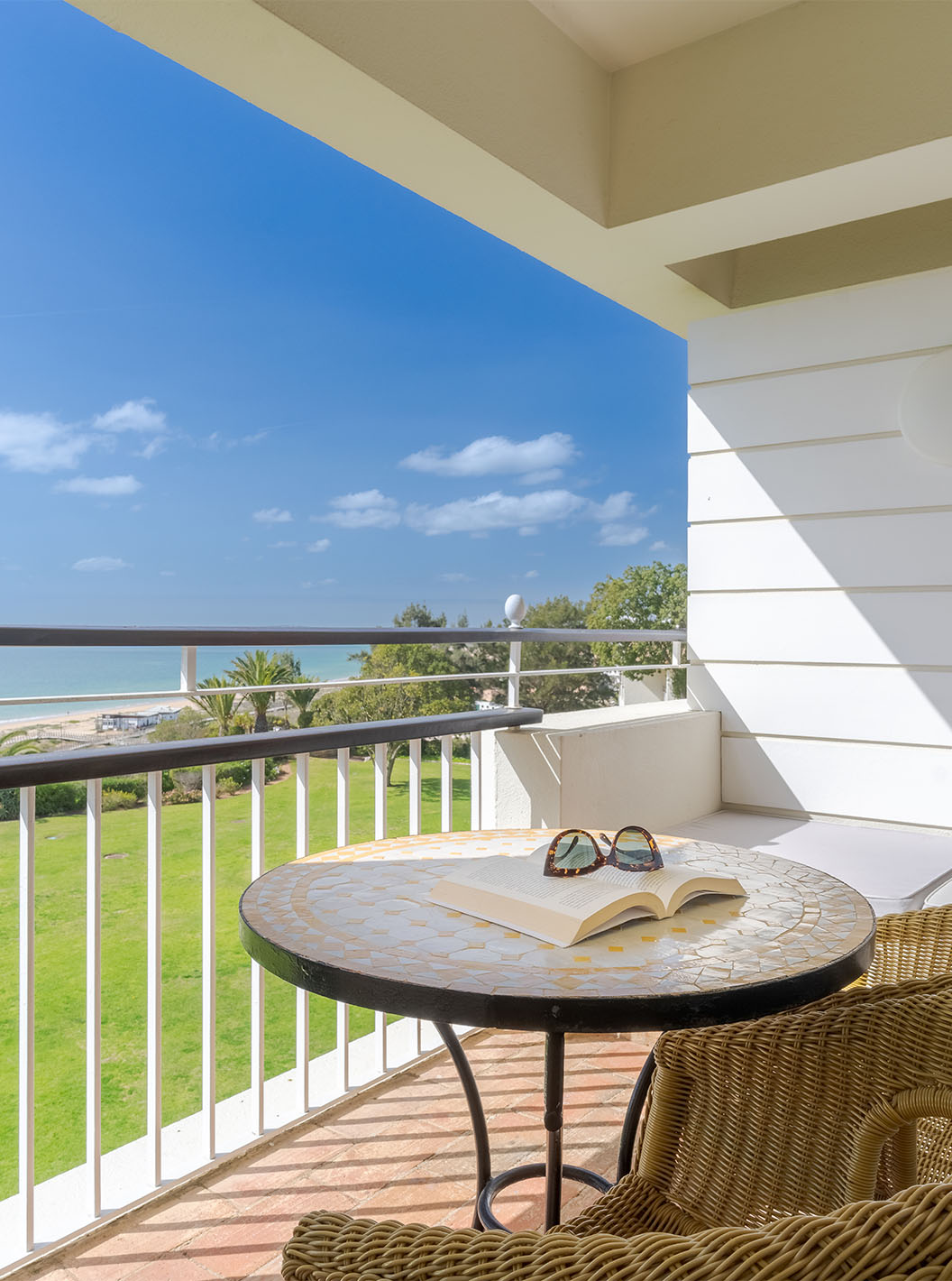 De Deluxe met uitzicht op de zee van Pestana Alvor Praia heeft balkon met stoelen, tafel en bank met uitzicht op de zee