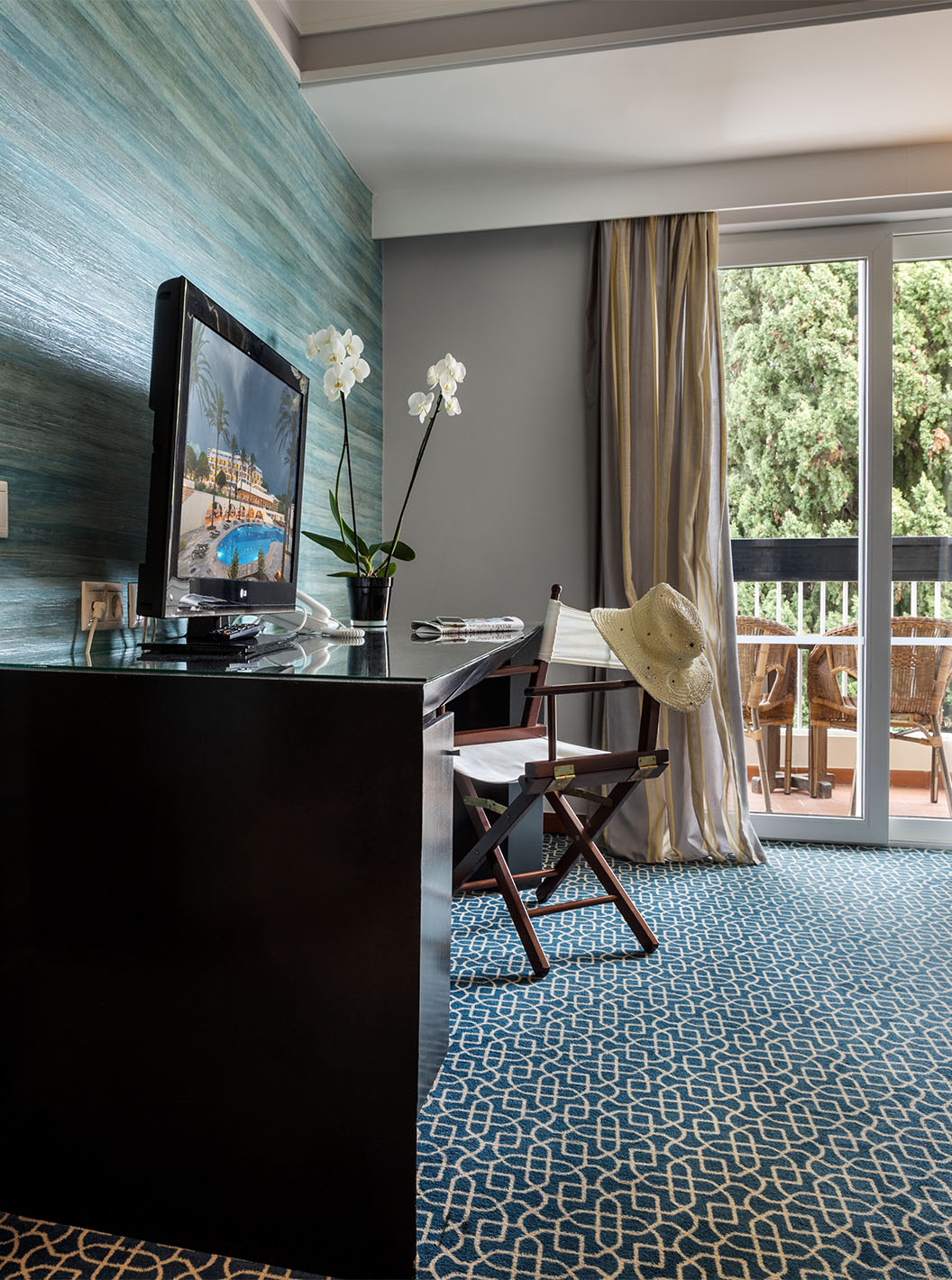 De Suite met uitzicht op de tuin van Pestana Alvor Praia heeft een ruimte met bank, bureau en televisie en slaapkamer met bed