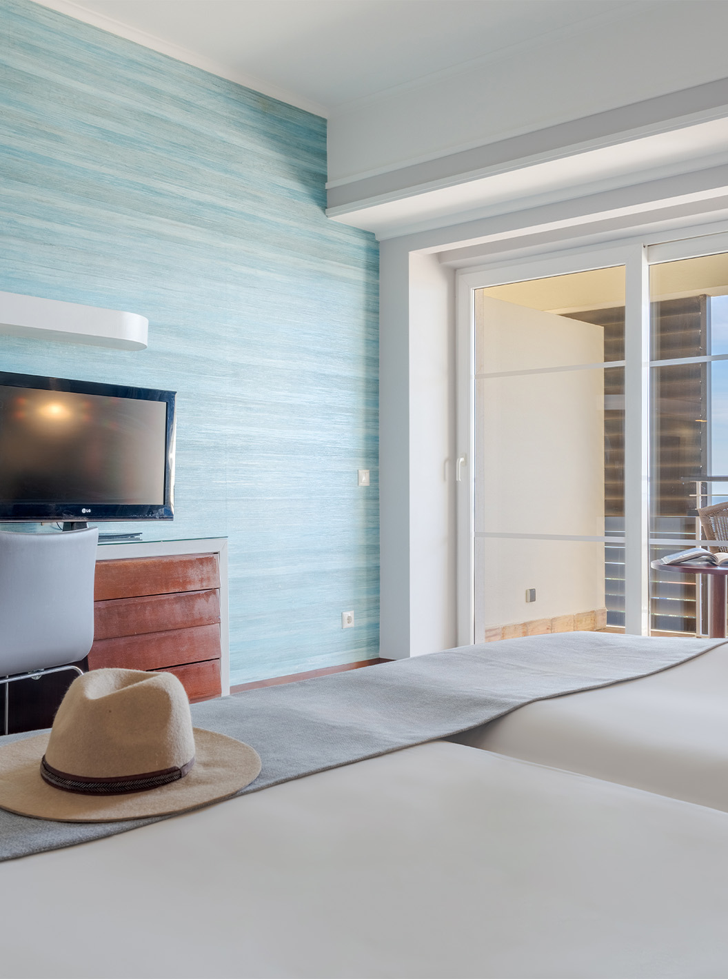 De Superior met uitzicht op de zee van Pestana Alvor Praia heeft twee bedden met fauteuil, bureau, televisie en balkon