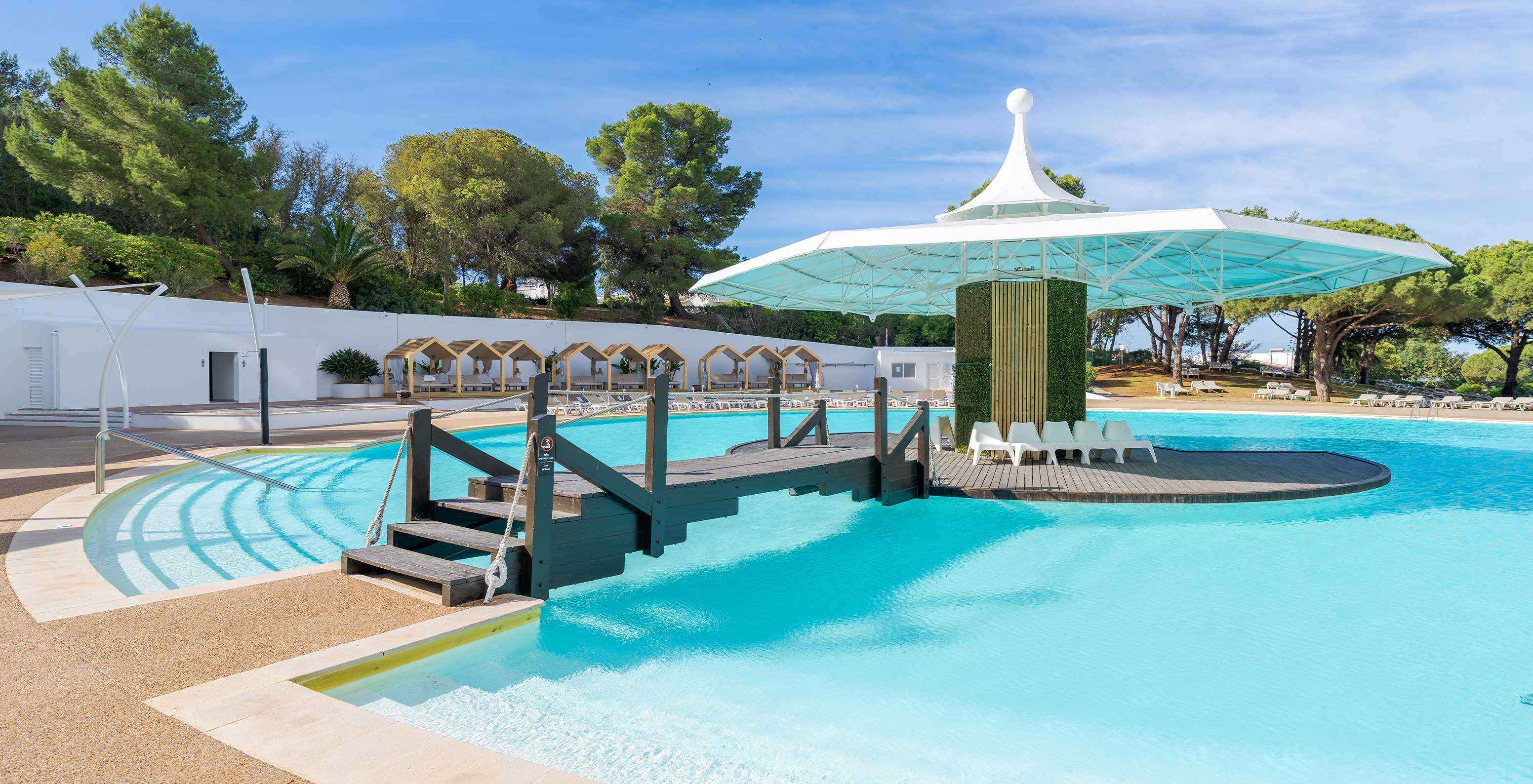 Uitzicht op het buitenzwembad van Pestana Blue Alvor Beach, een all-inclusive hotel in de Algarve