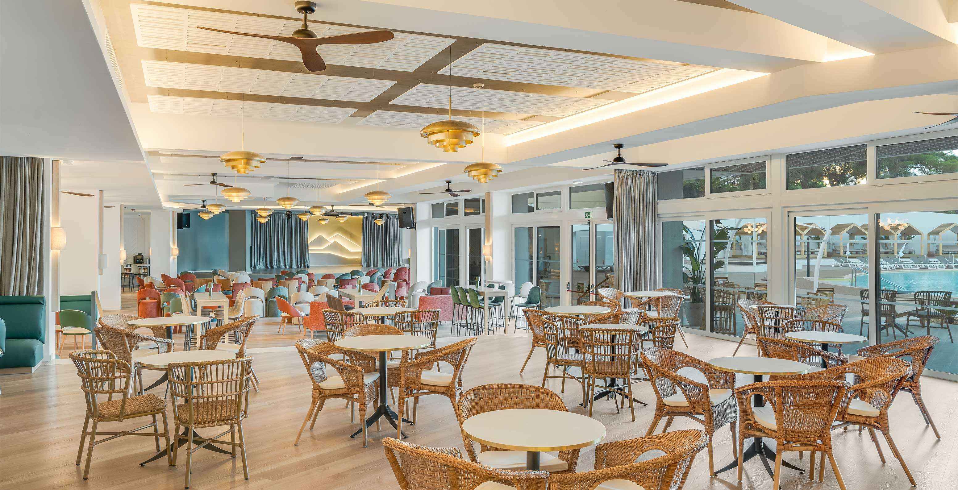 De bar Coral, van het all-inclusive hotel in de Algarve, heeft natuurlijk licht en tafels voor frisse drankjes