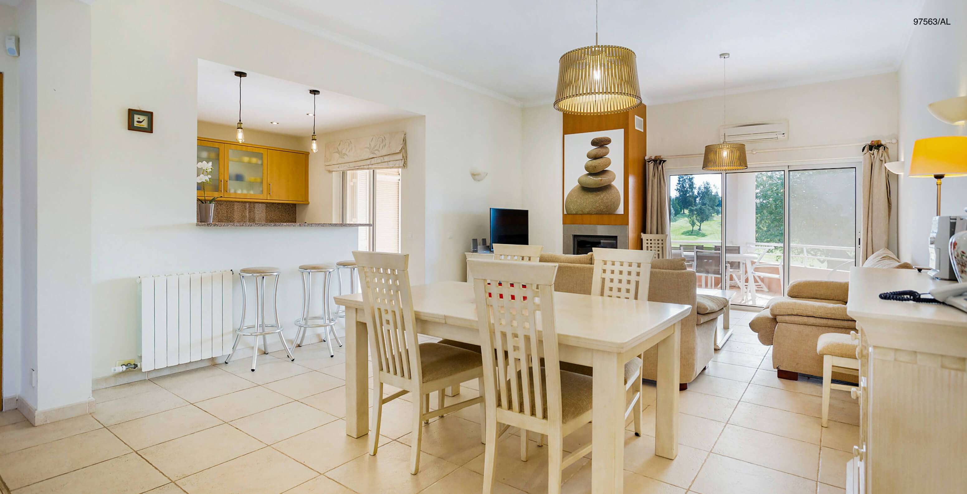 Het appartement Pestana Carvoeiro Golf T3 Superior heeft een eetkamer met uitzicht op de keuken, een tafel en vier stoelen