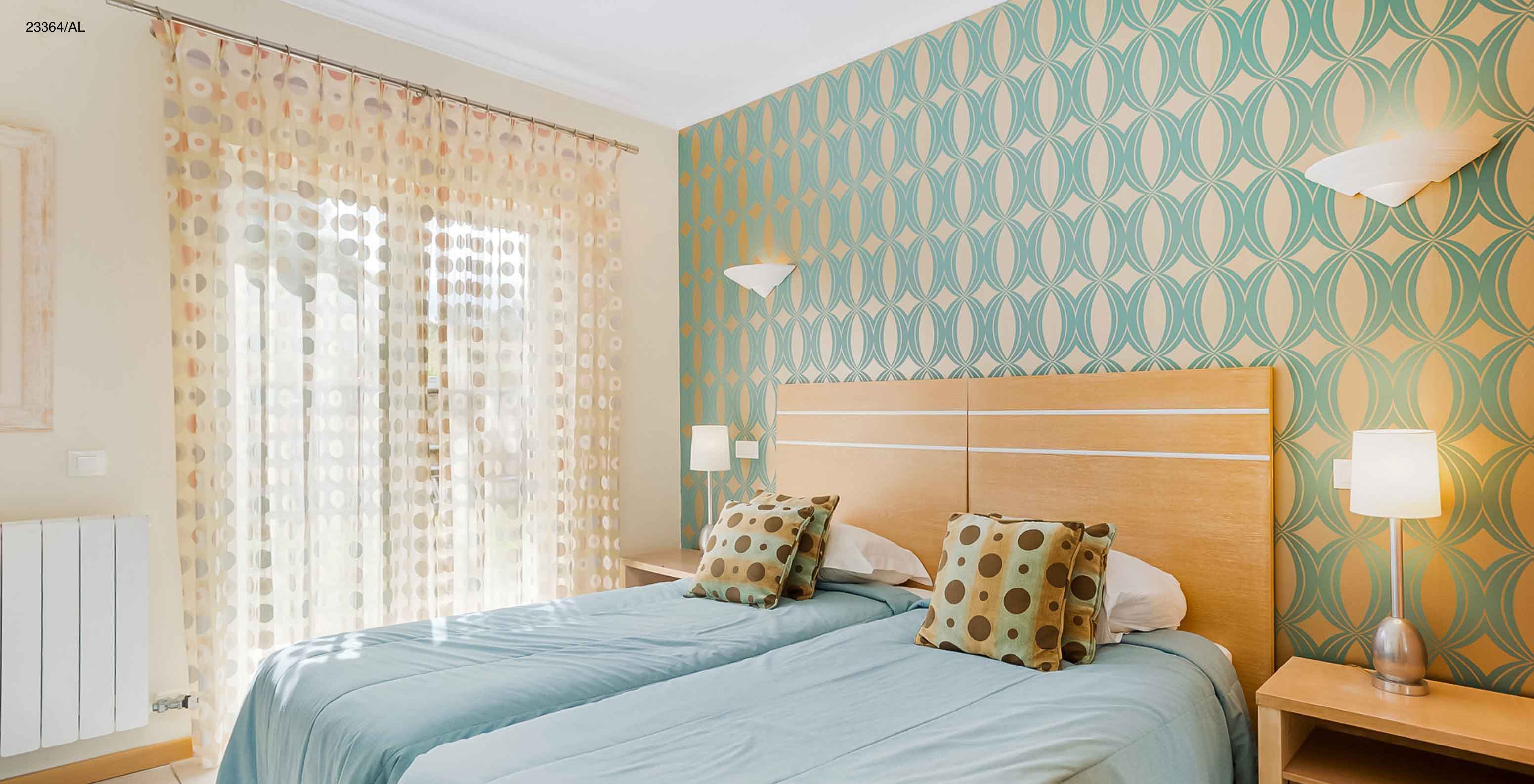 Het appartement Pestana Carvoeiro Golf T1 Standard heeft een slaapkamer met twee eenpersoonsbedden en een nachtkastje