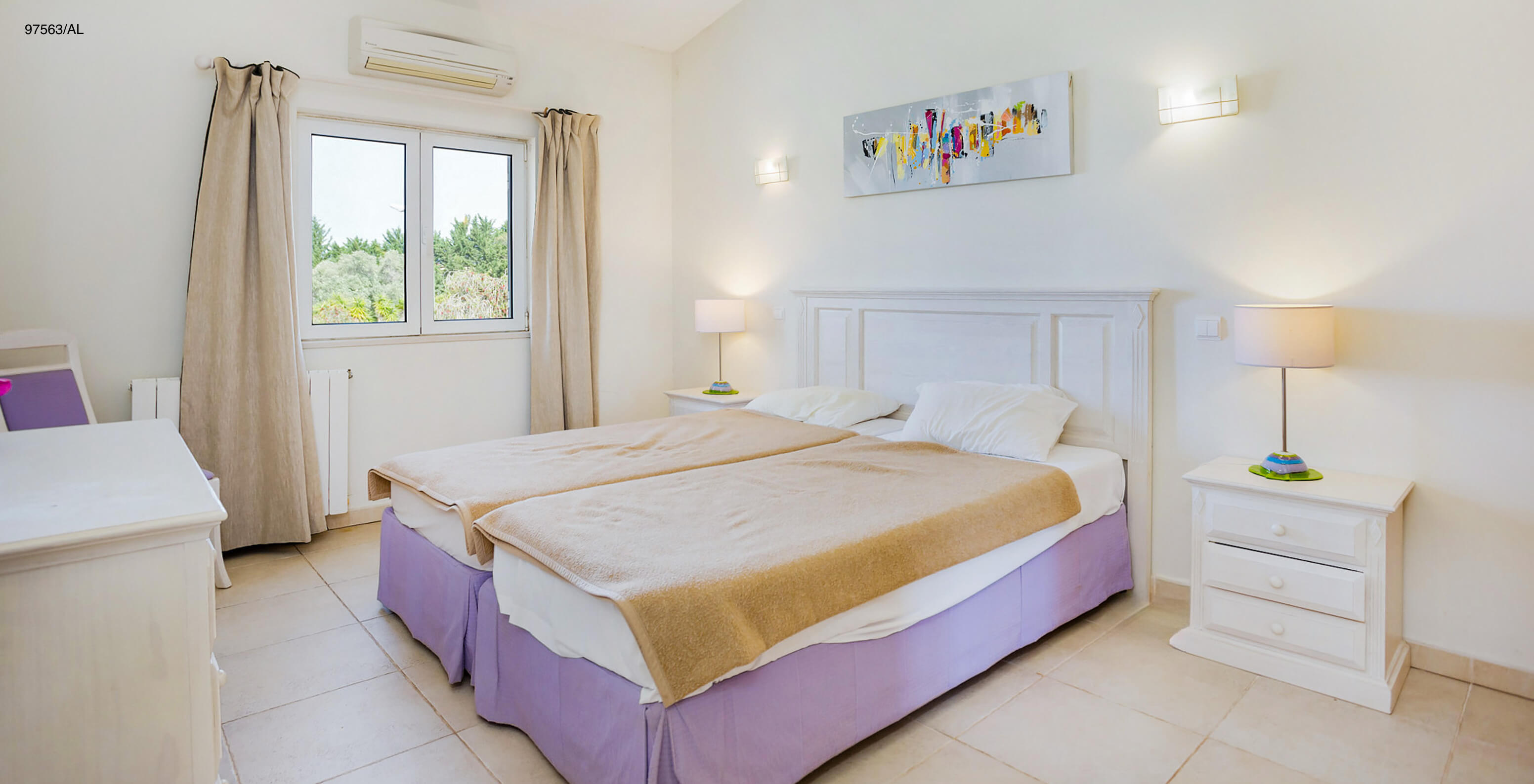 Het appartement Pestana Carvoeiro Golf T3 Superior heeft een slaapkamer met twee eenpersoonsbedden en een nachtkastje