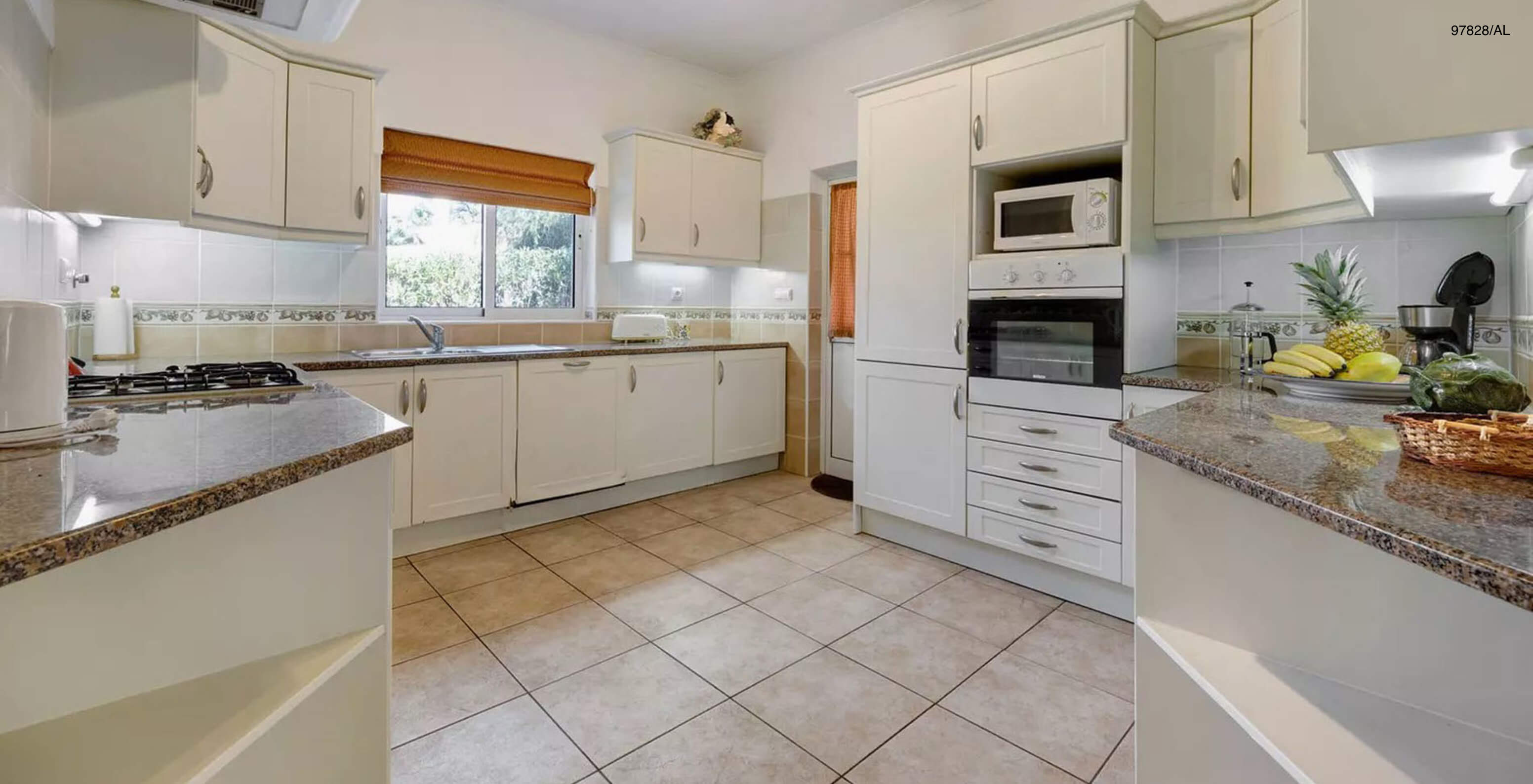 De villa Pestana Carvoeiro Golf V3 Standard heeft een keuken met witte kasten en apparatuur