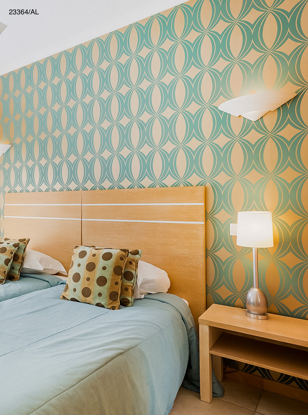 Het appartement Pestana Carvoeiro Golf T1 Standard heeft een slaapkamer met twee eenpersoonsbedden en een nachtkastje