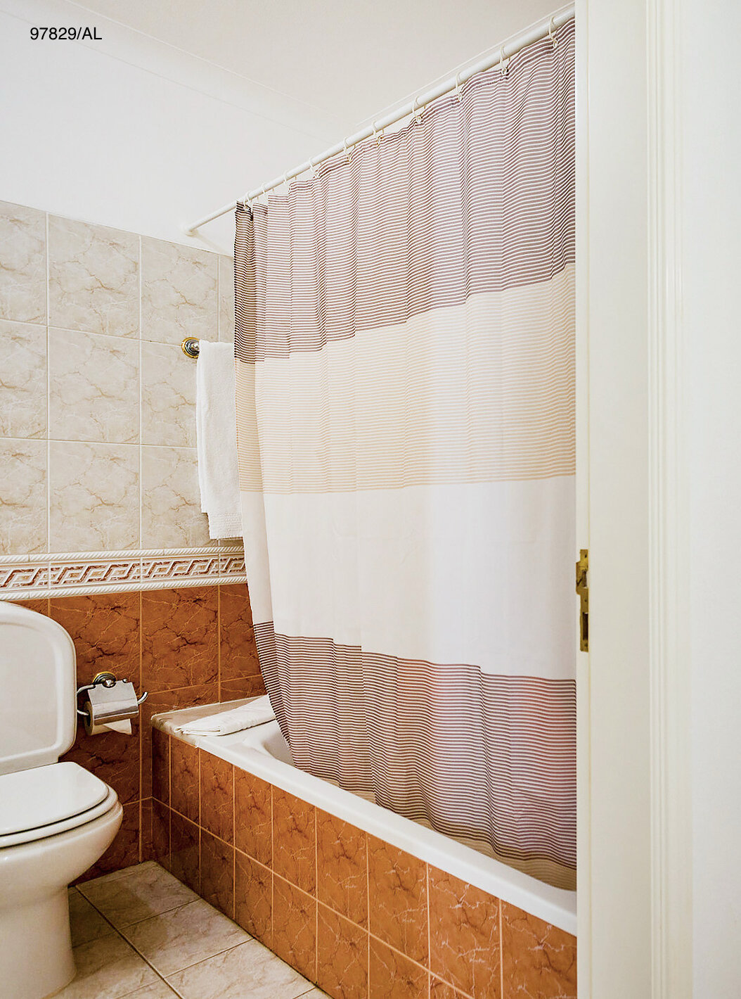 Het appartement Pestana Carvoeiro Golf T2 Standard heeft een badkamer met een bad en toilet