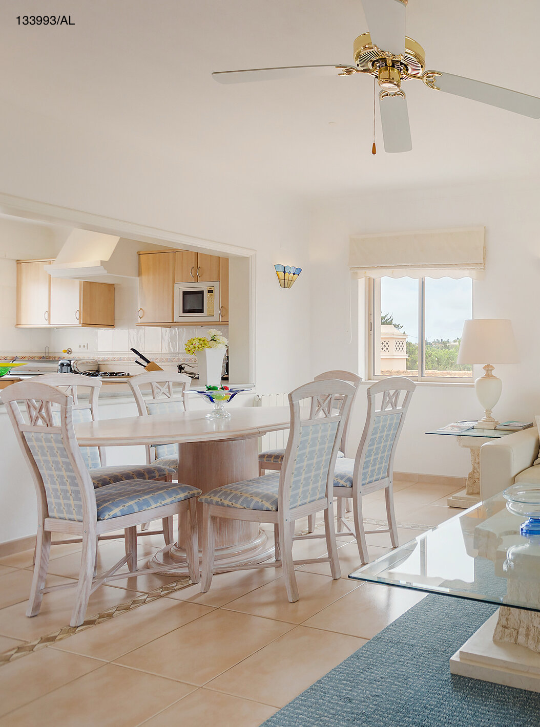 Het appartement Pestana Carvoeiro Golf T2 Superior heeft een woonkamer met een witte bank, een eettafel en zes stoelen
