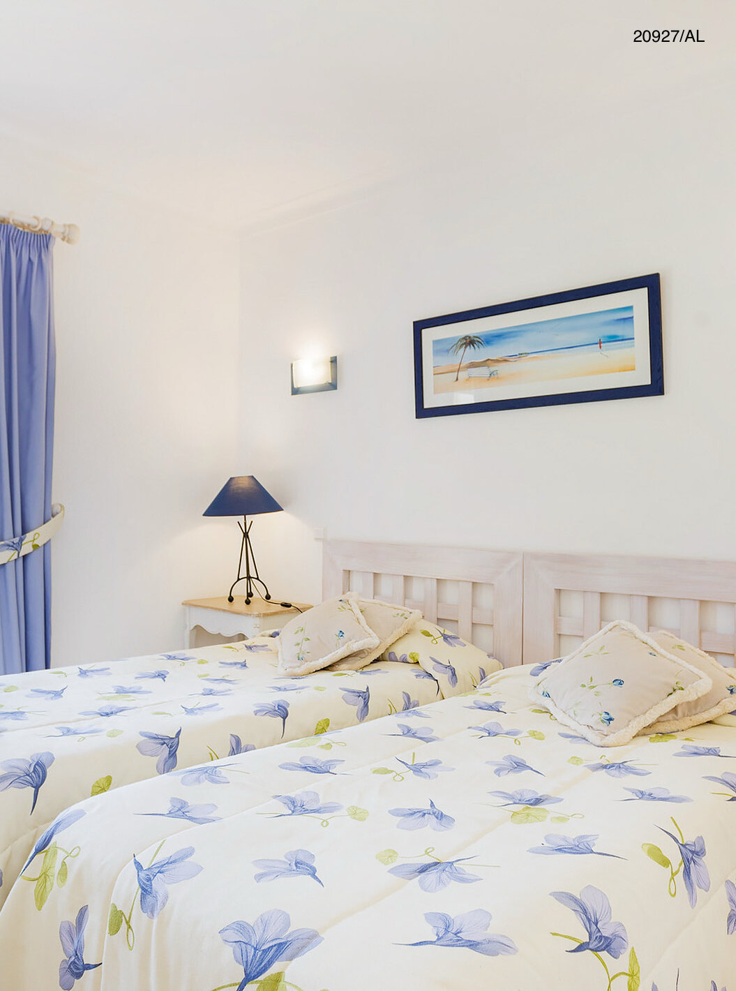 Het appartement Pestana Carvoeiro Golf T2 Superior heeft een slaapkamer met twee eenpersoonsbedden en een nachtkastje