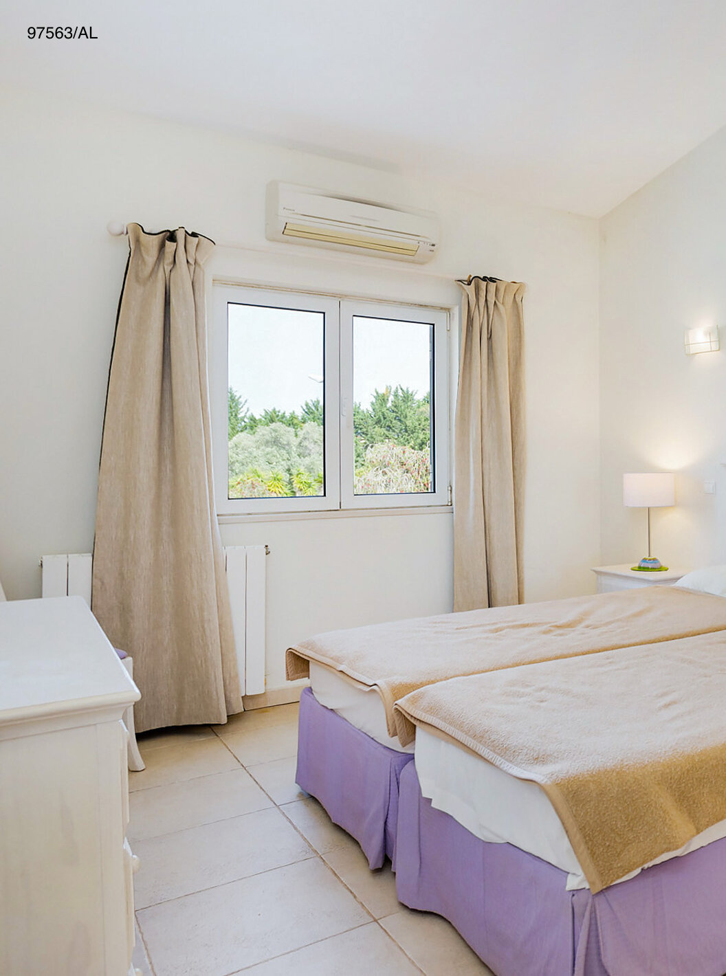 Het appartement Pestana Carvoeiro Golf T3 Superior heeft een slaapkamer met twee eenpersoonsbedden en een nachtkastje