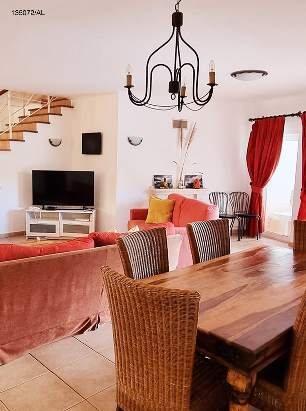 De villa Pestana Carvoeiro Golf V3 Standard heeft een woonkamer met banken, fauteuils en een tafel met stoelen