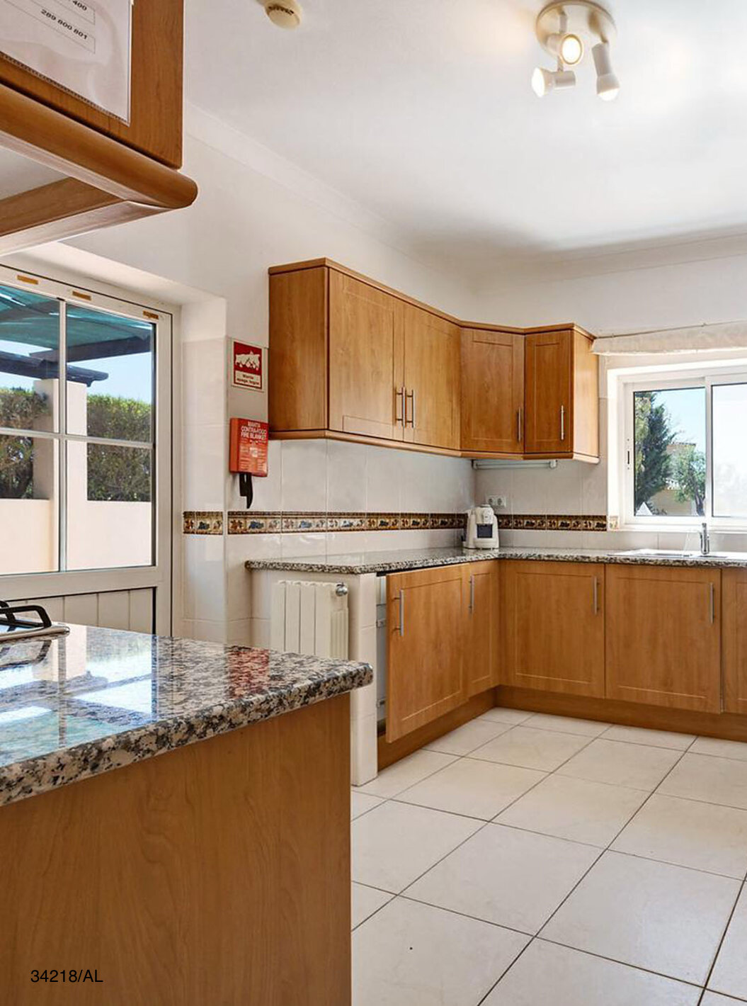 De villa Pestana Carvoeiro Golf V4 Standard heeft een keuken met houten kasten en apparatuur