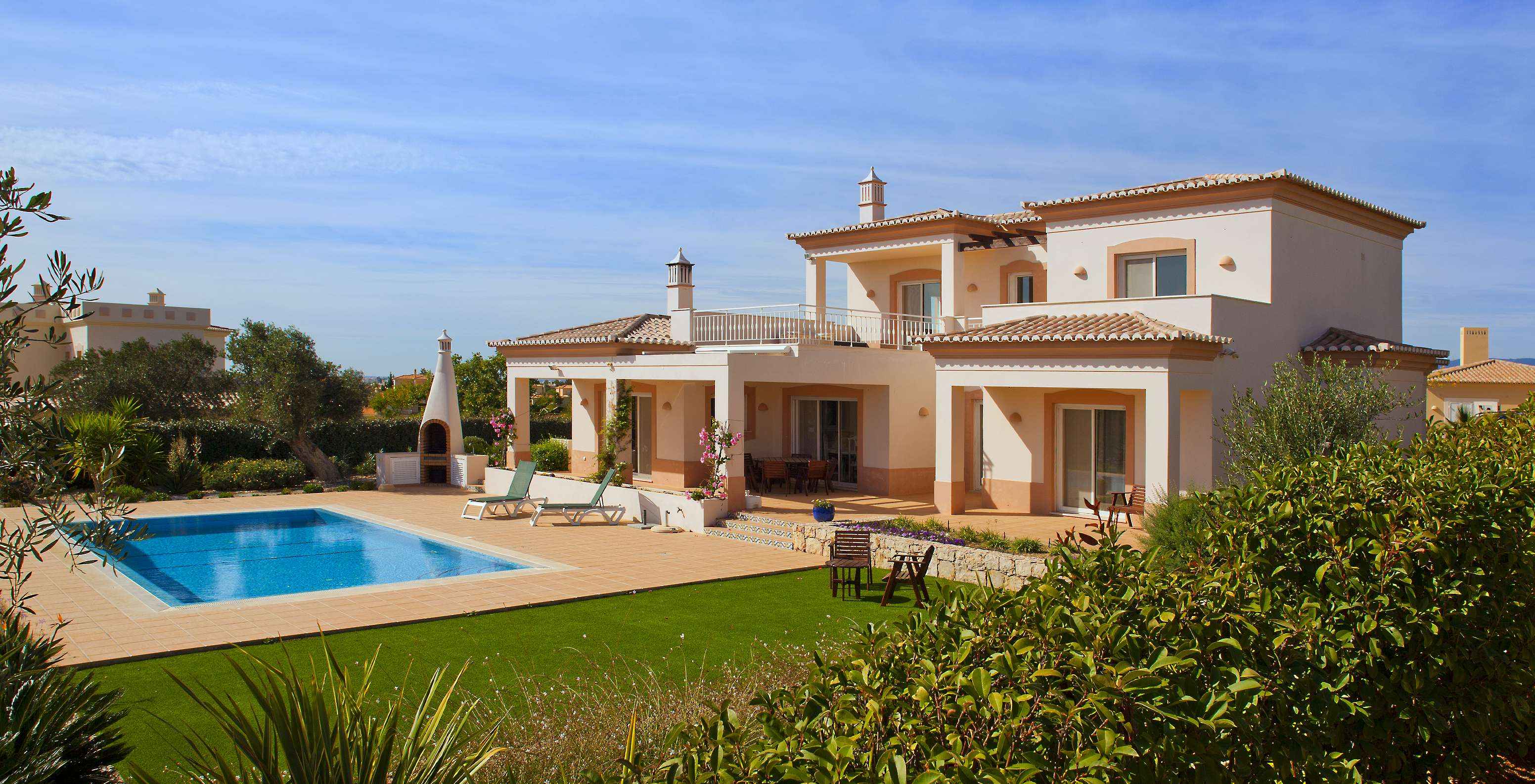 De Villa V3 van Pestana Gramacho Residences heeft een privé-tuin met barbecue, zwembad, ligstoelen en stoelen