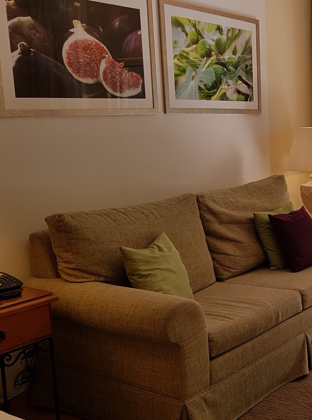 Het Studio van Pestana Palm Gardens heeft een woonkamer met bank en een raam dat toegang geeft tot de tuin