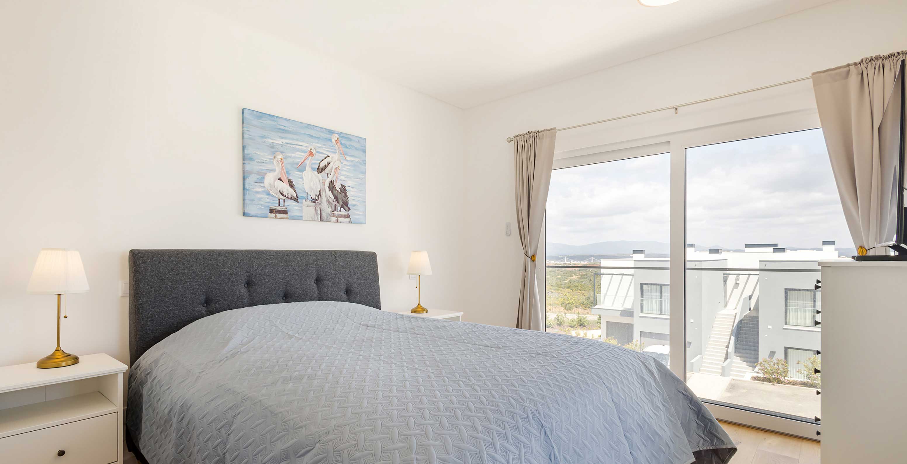 Appartement in Pestana Valley met een bed en gordijnen