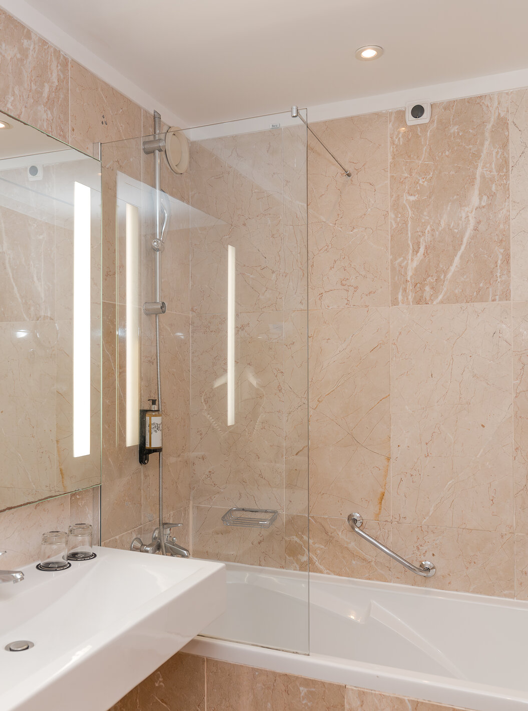 De suite zeezicht van Pestana Viking heeft een badkamer met wastafel, spiegel en bad met douche