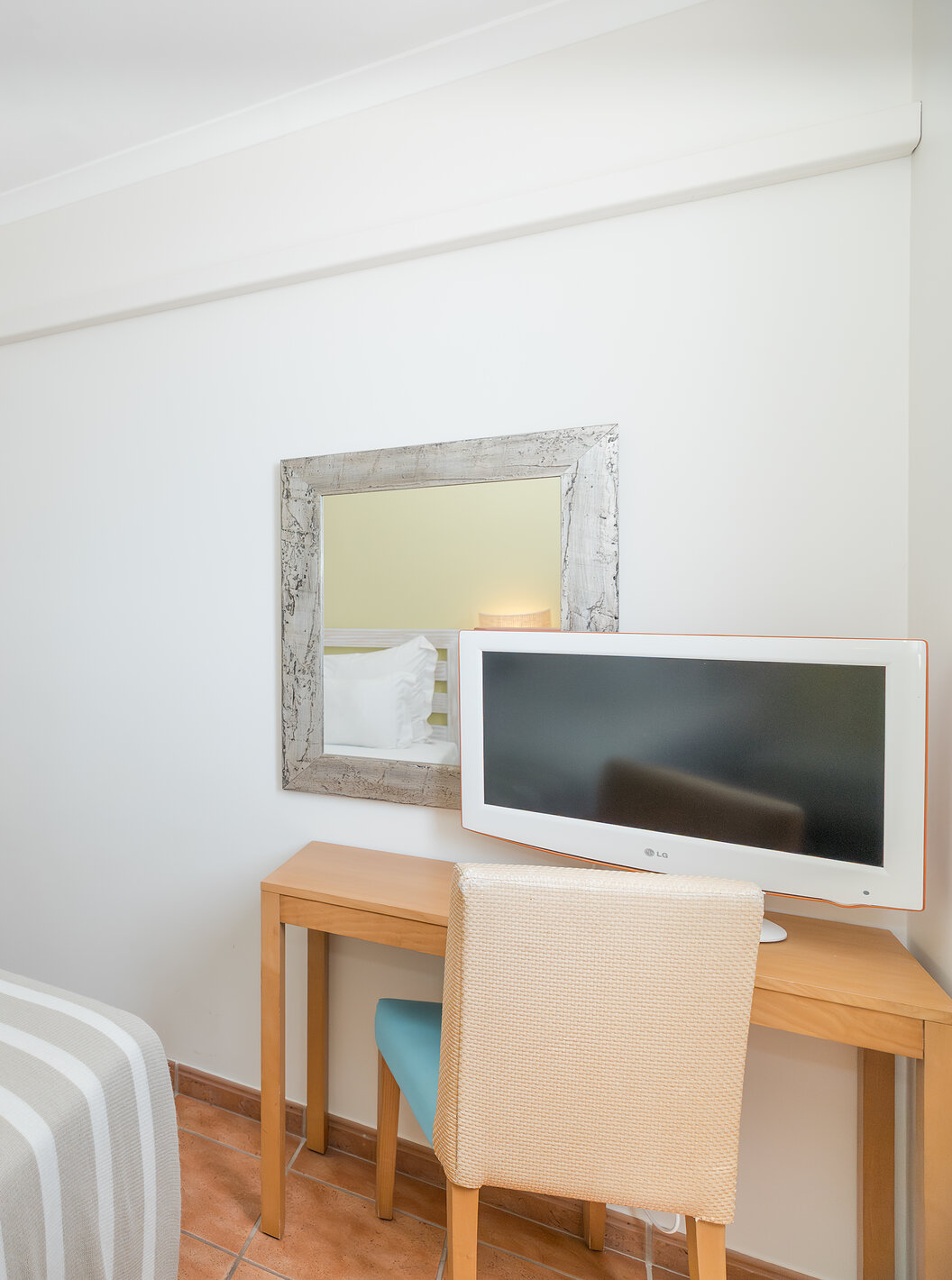 De Superior Suite Zeezicht van Pestana Viking heeft een kamer met twee bedden, bureau, airco en badkamer