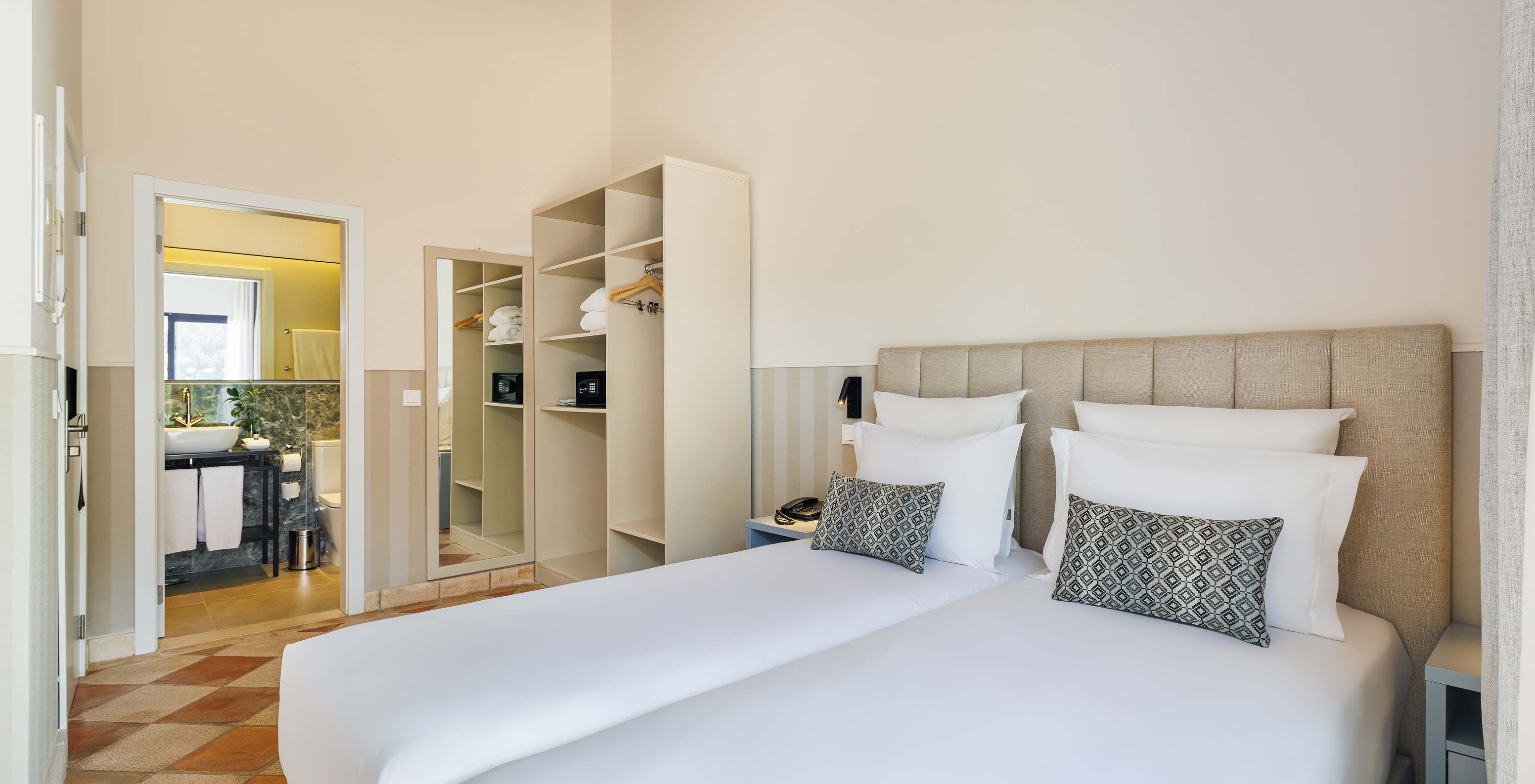 De Classic Garden View bij Pestana Vila Sol - Vilamoura heeft twee eenpersoonsbedden, spiegel en badkamer