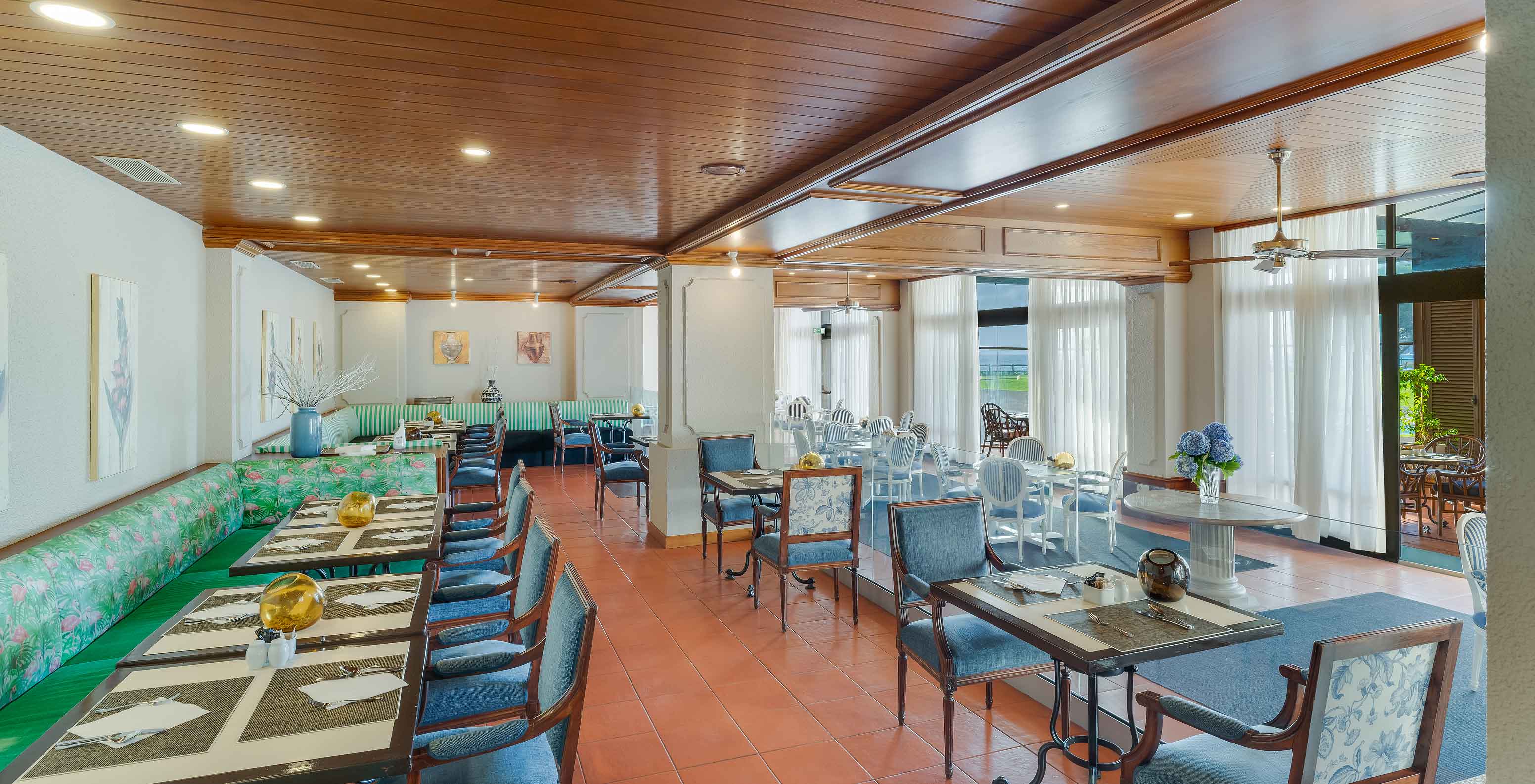 Interieur van restaurant Lugar da Praia in Pestana Bahia Praia met gedekte tafels, stoelen en moderne inrichting