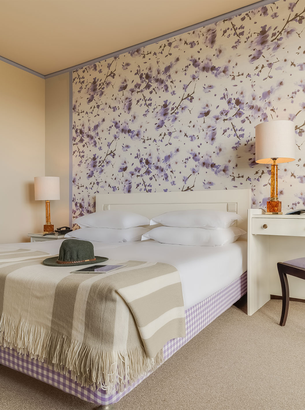 Standard Tuinzicht van Pestana Bahia Praia heeft bed met 4 kussens en bureau naast bed met stoel