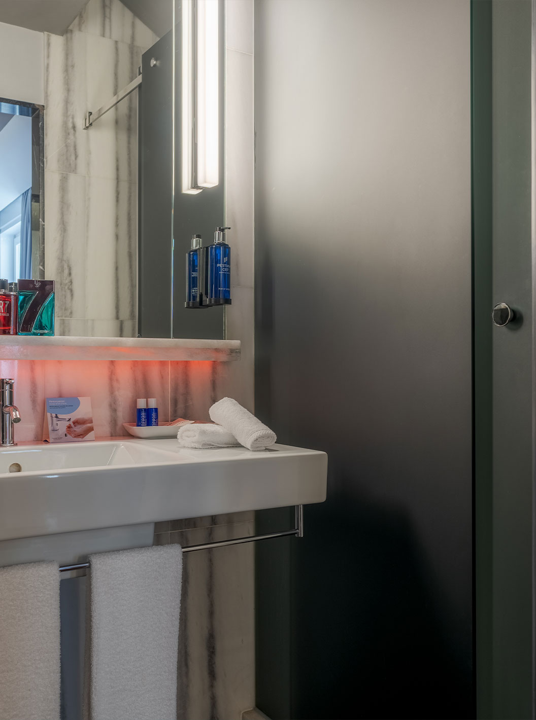 De CR7 Superior Rooftop van Pestana CR7 Lisboa heeft een badkamer met spiegel, wastafel en douche