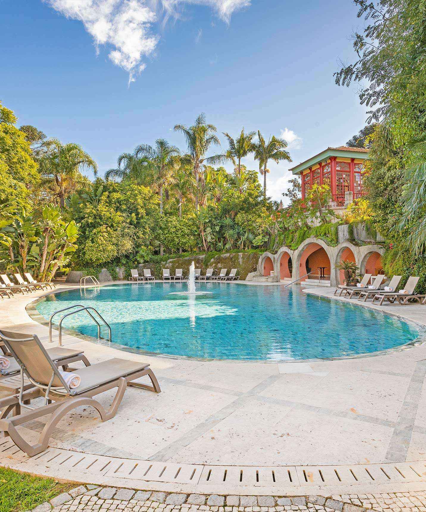 Pestana Palace Lisboa is een hotel in een paleis in Lissabon met zwembaden en een spa, inclusief een binnen- en buitenzwembad