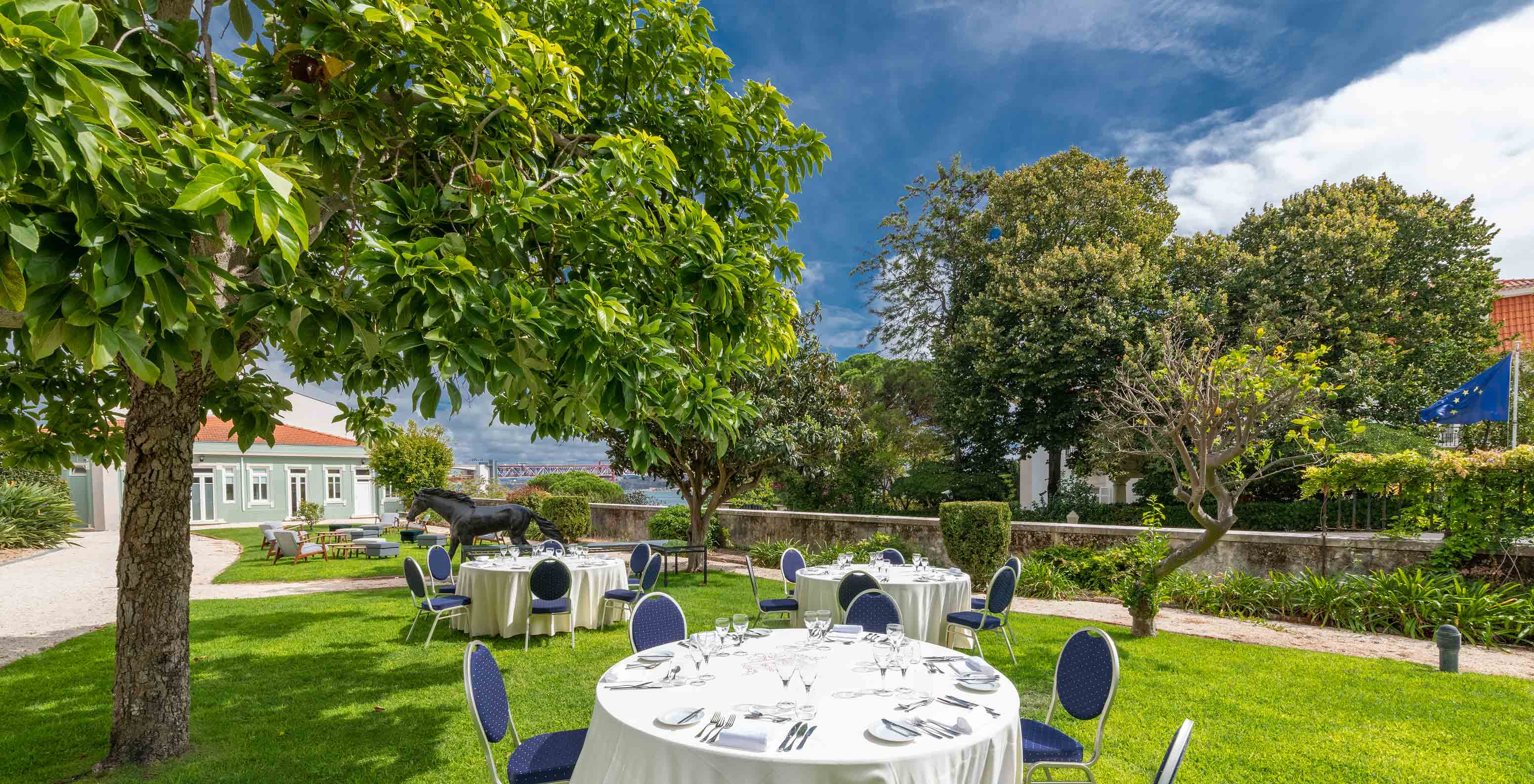 Gebied van de oude stallen van Pestana Palace Lisboa, voorbereid voor een evenement met ronde tafels en stoelen