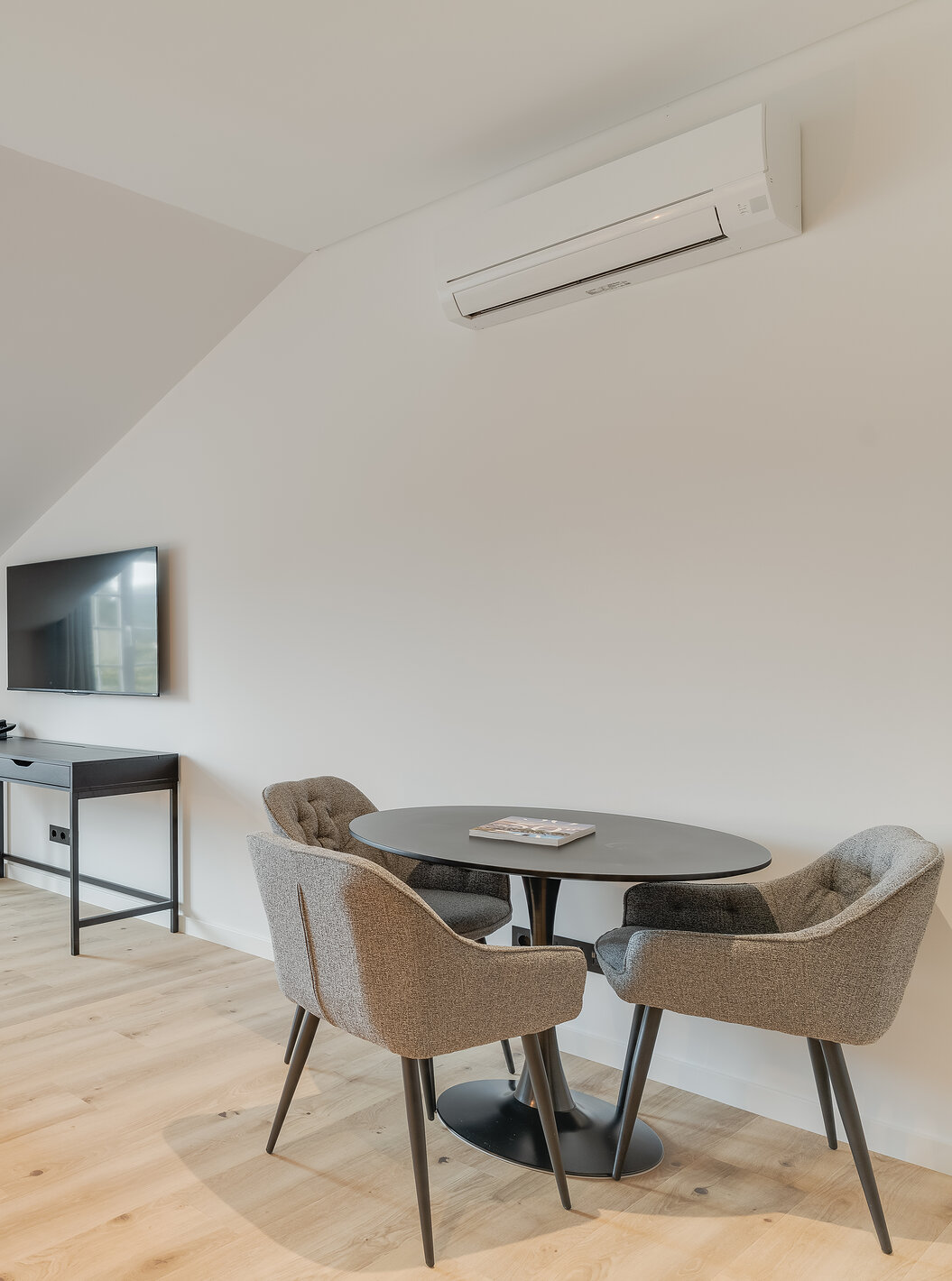 De Familiale - Clubhouse van Pestana Sintra Golf heeft twee bedden, een tafel met stoelen, televisie, airco en een raam