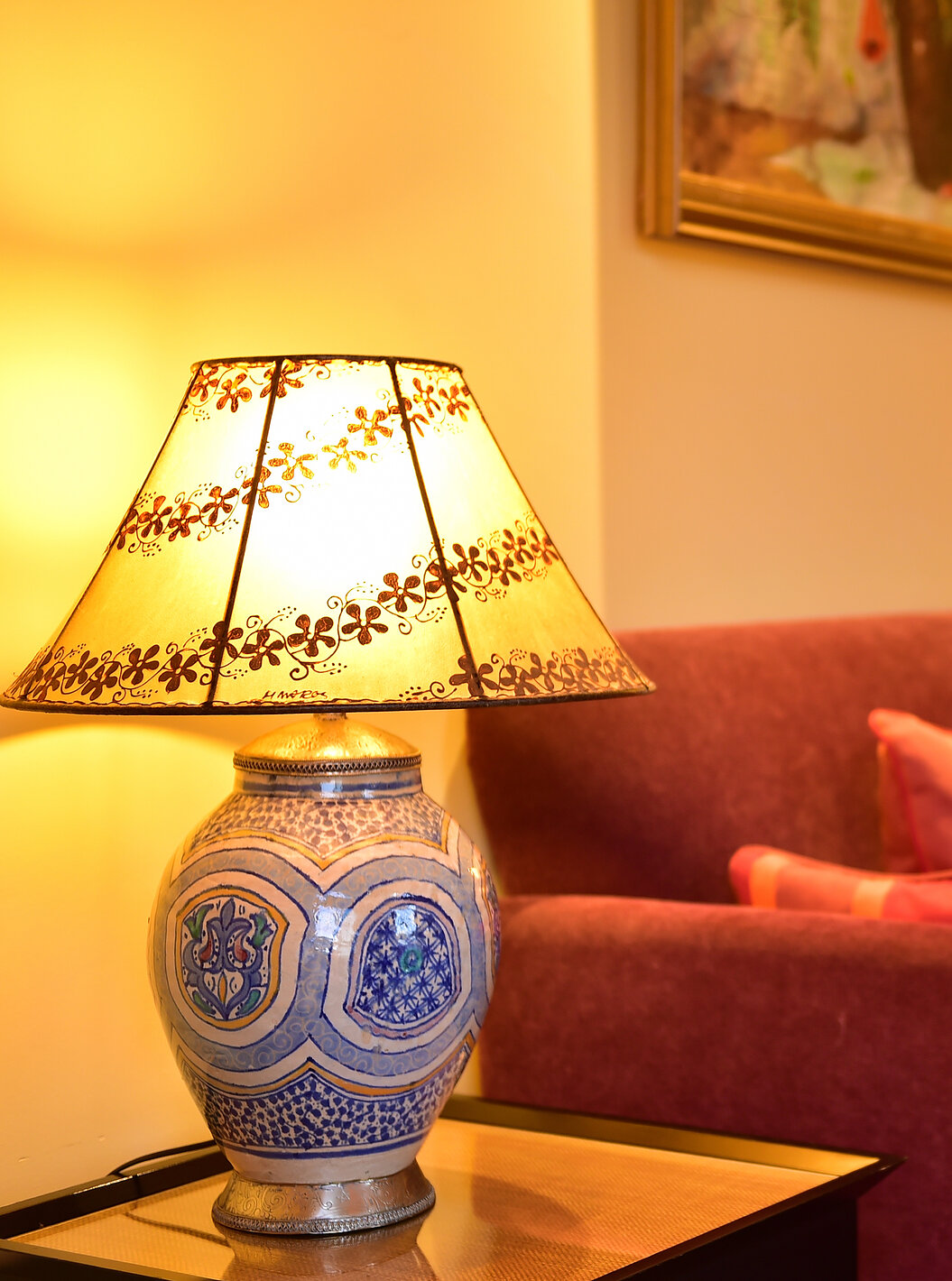 De Superior Suite van Pestana Sintra Golf heeft een bank voor twee personen in rode tint en twee tafels met lampen