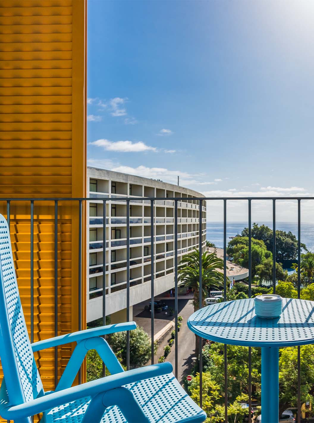 Het Deluxe Studio van Pestana Casino Studios heeft een balkon met uitzicht op de stad en een tafel met blauwe stoelen