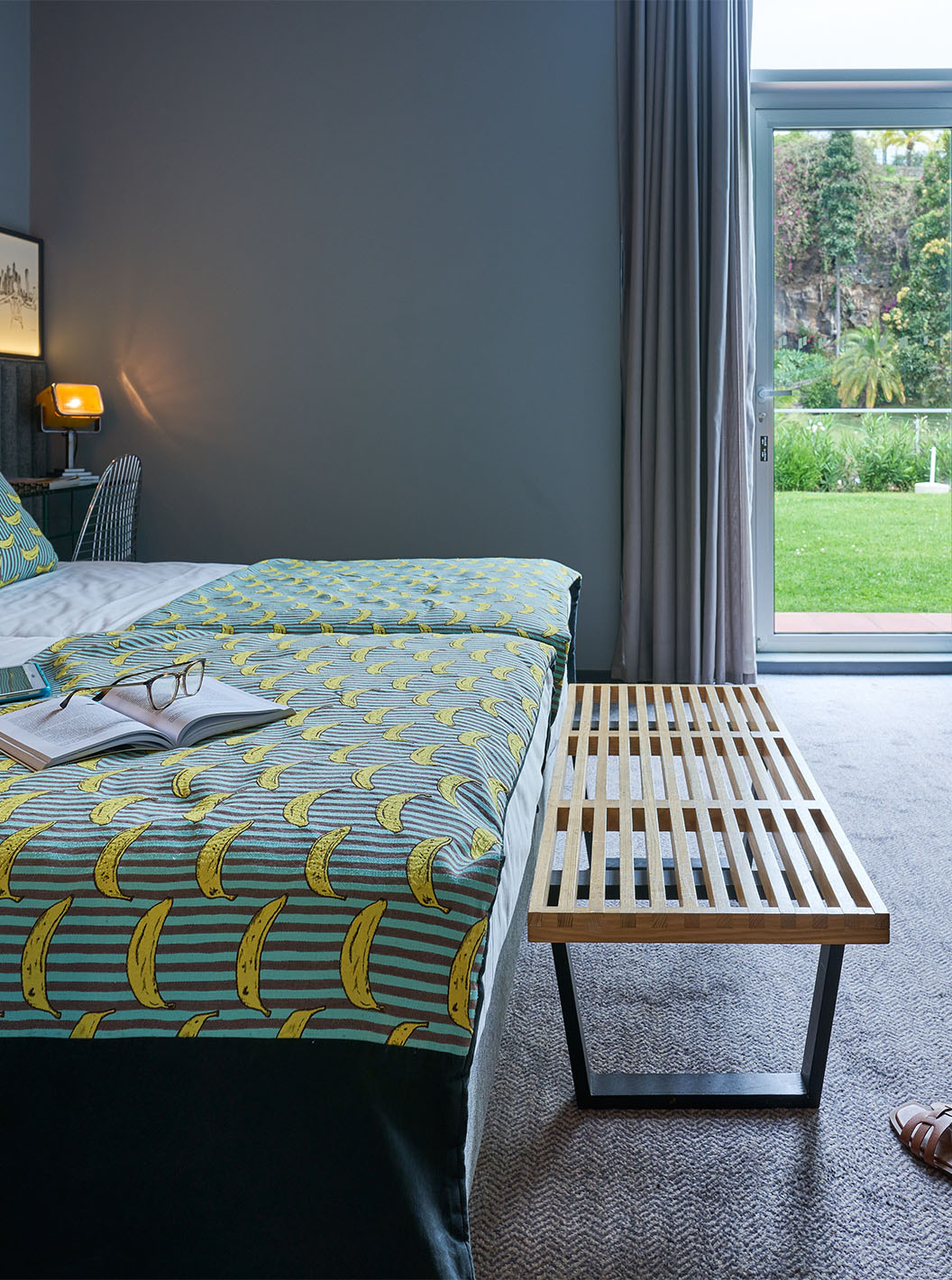 De CR7 Room van Pestana CR7 Funchal heeft directe toegang tot de bovenste tuin van het hotel via een glazen deur