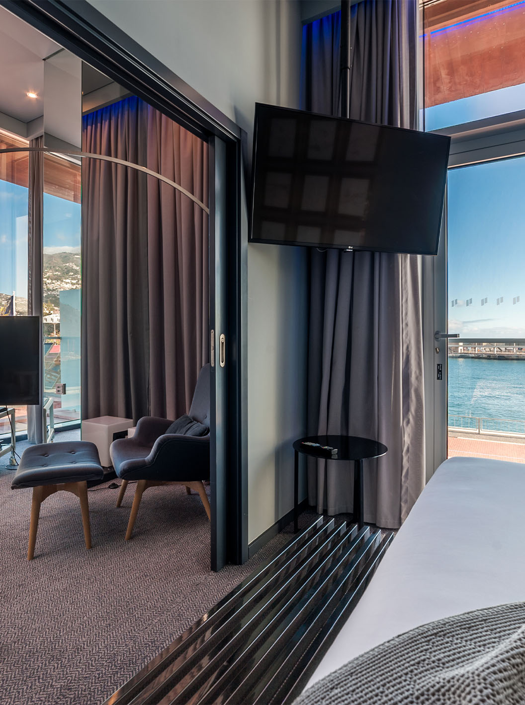 De CR7 Suite van Pestana CR7 Funchal heeft een bijna panoramisch uitzicht op Funchal, bij de televisie