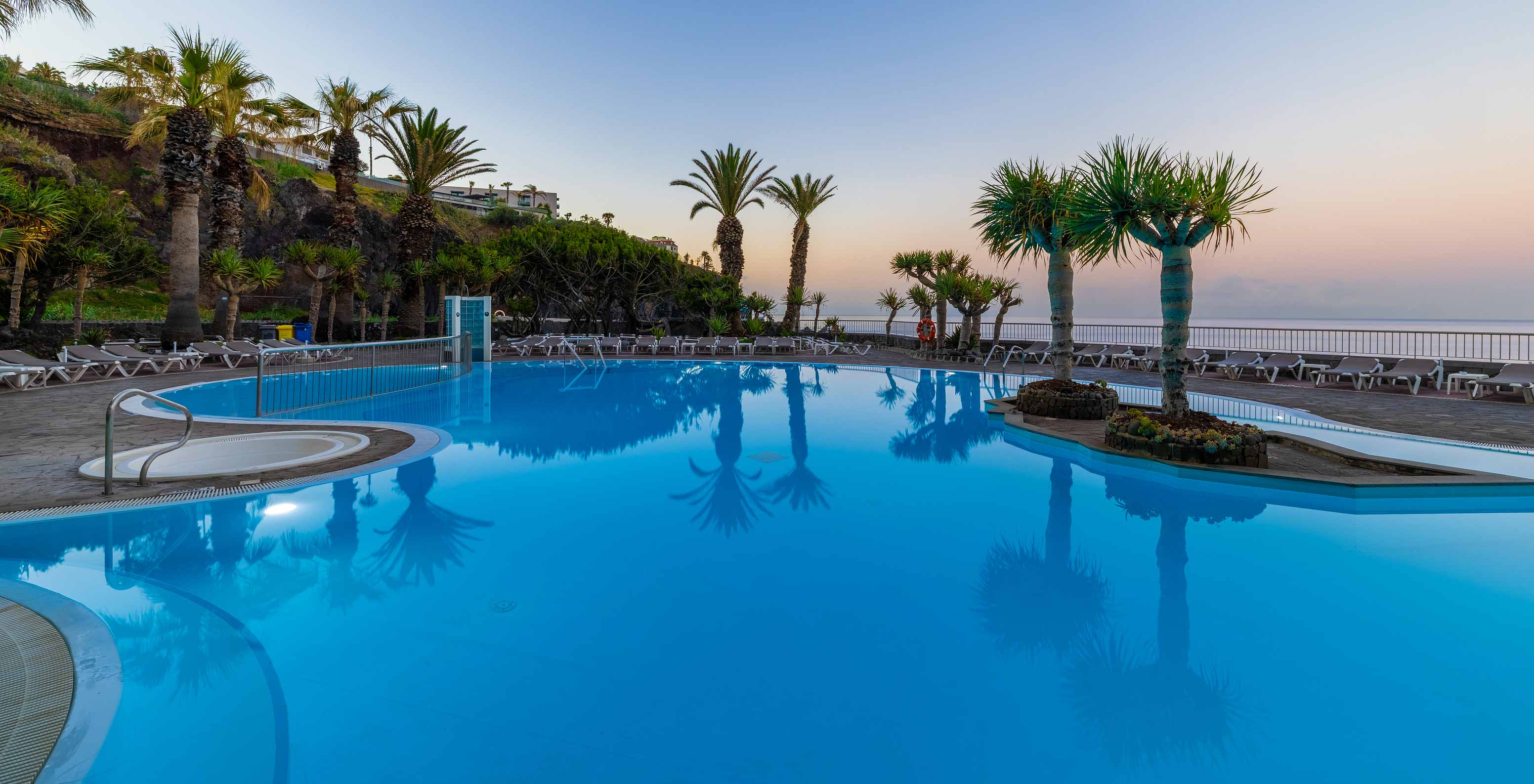 Pestana Ocean Bay All Inclusive, een All-Inclusive hotel direct aan zee, met zwembad en diverse palmbomen