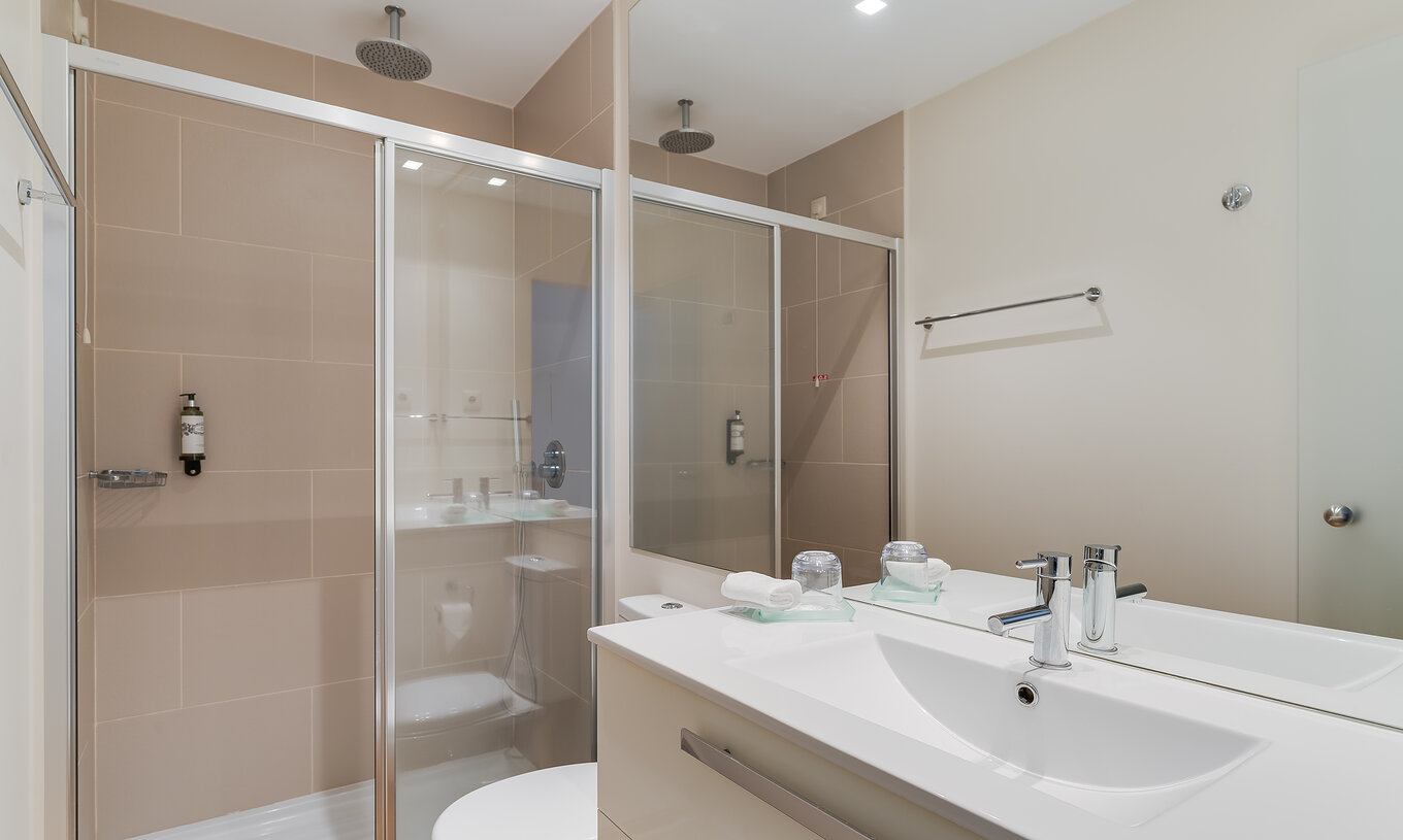 De Vista Promenade Twin van Pestana Promenade heeft een badkamer met douche toilet en wastafel