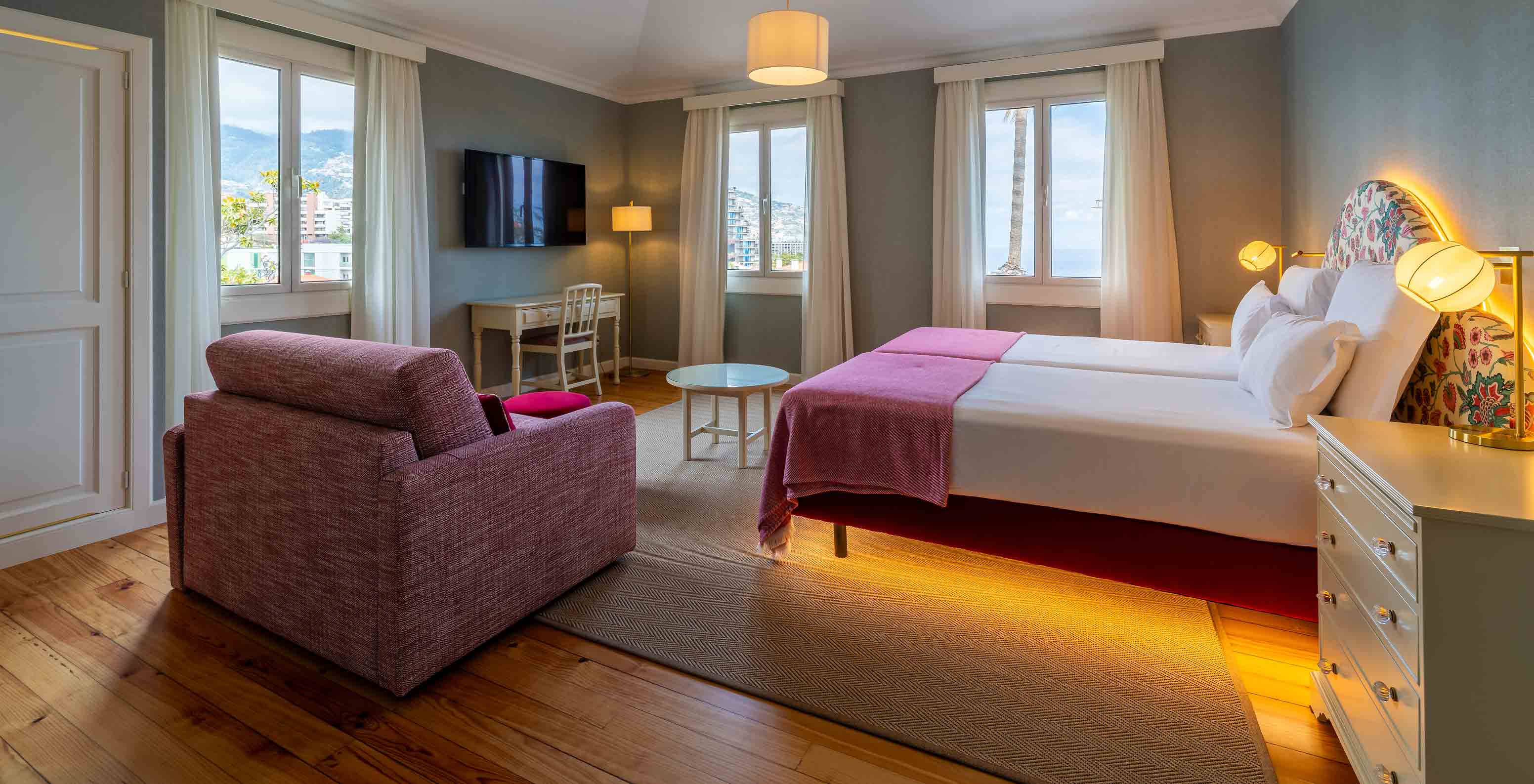 De Junior Suite met Gedeeltelijk Zeezicht van Pestana Quinta Perestrello heeft een tweepersoonsbed, een bank en een televisie