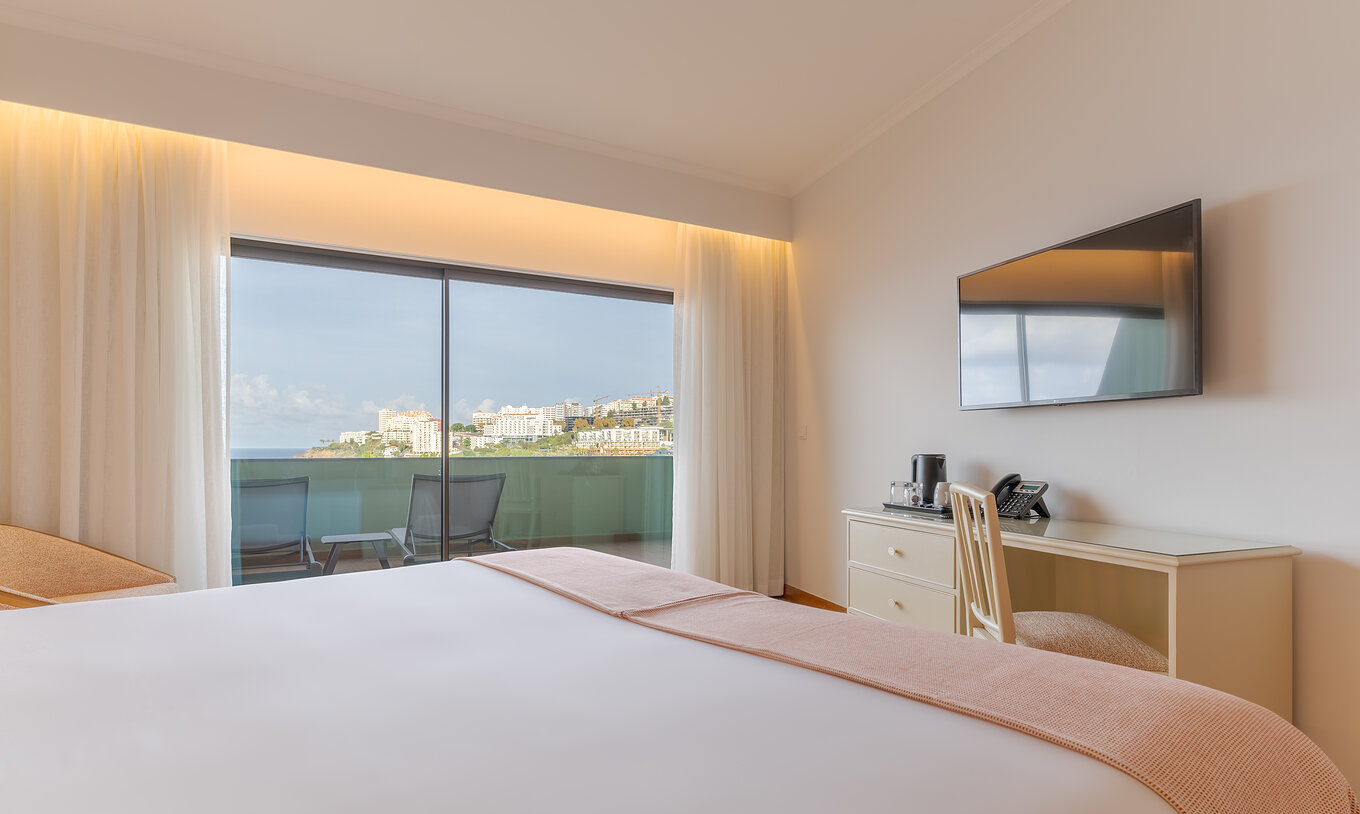 De Suite Superior Sea View Side van Pestana Vila Lido Madeira heeft een wandtelevisie en balkon