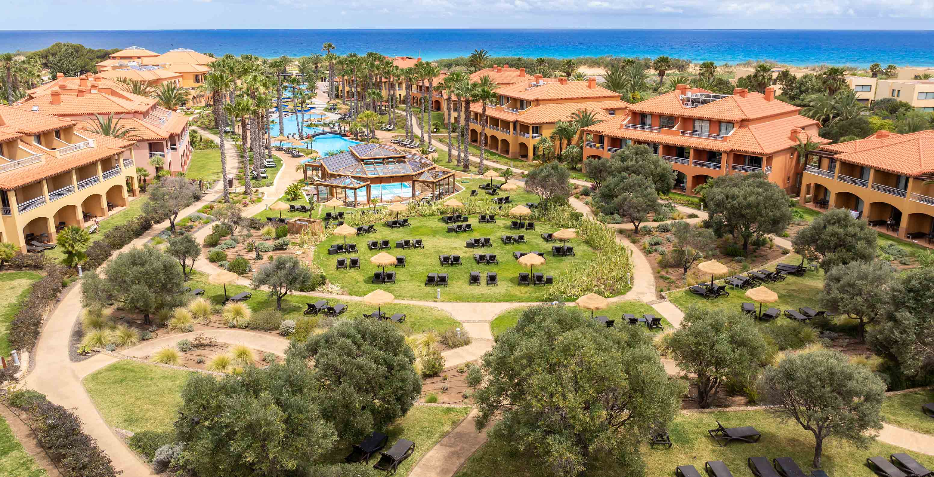 Uitzicht op het buitenterrein van Pestana Porto Santo All Inclusive, een 5-sterrenresort op Porto Santo