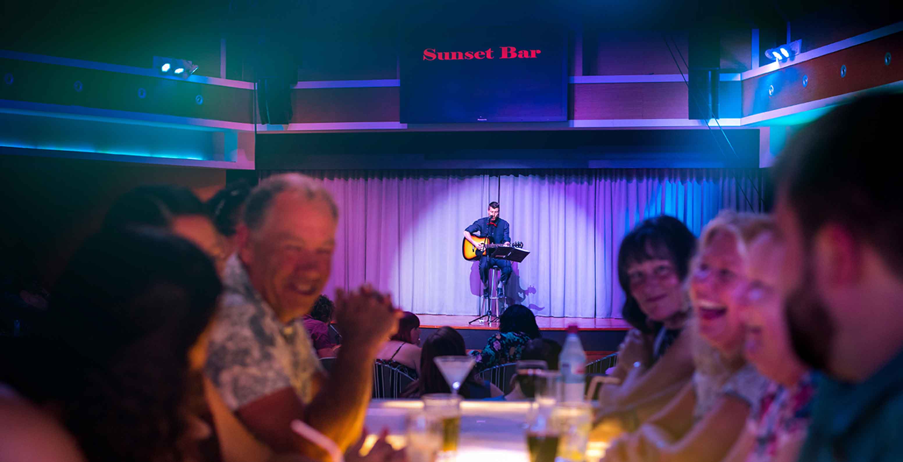 Sunset Bar, 5-sterrenresort in Porto Santo heeft een podium met een zingende man en toekijkende mensen