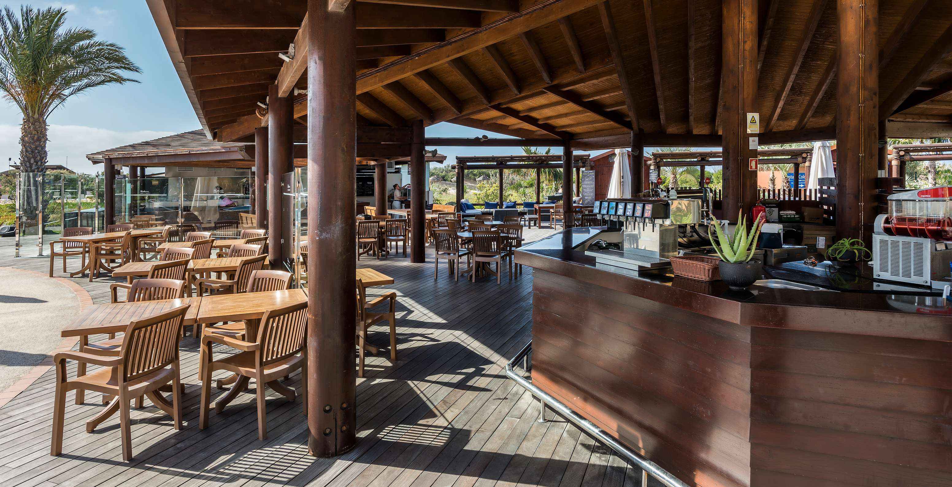 De bar Dunas, van het 5-sterrenresort in Porto Santo, serveert snacks en drankjes buiten bij het zwembad