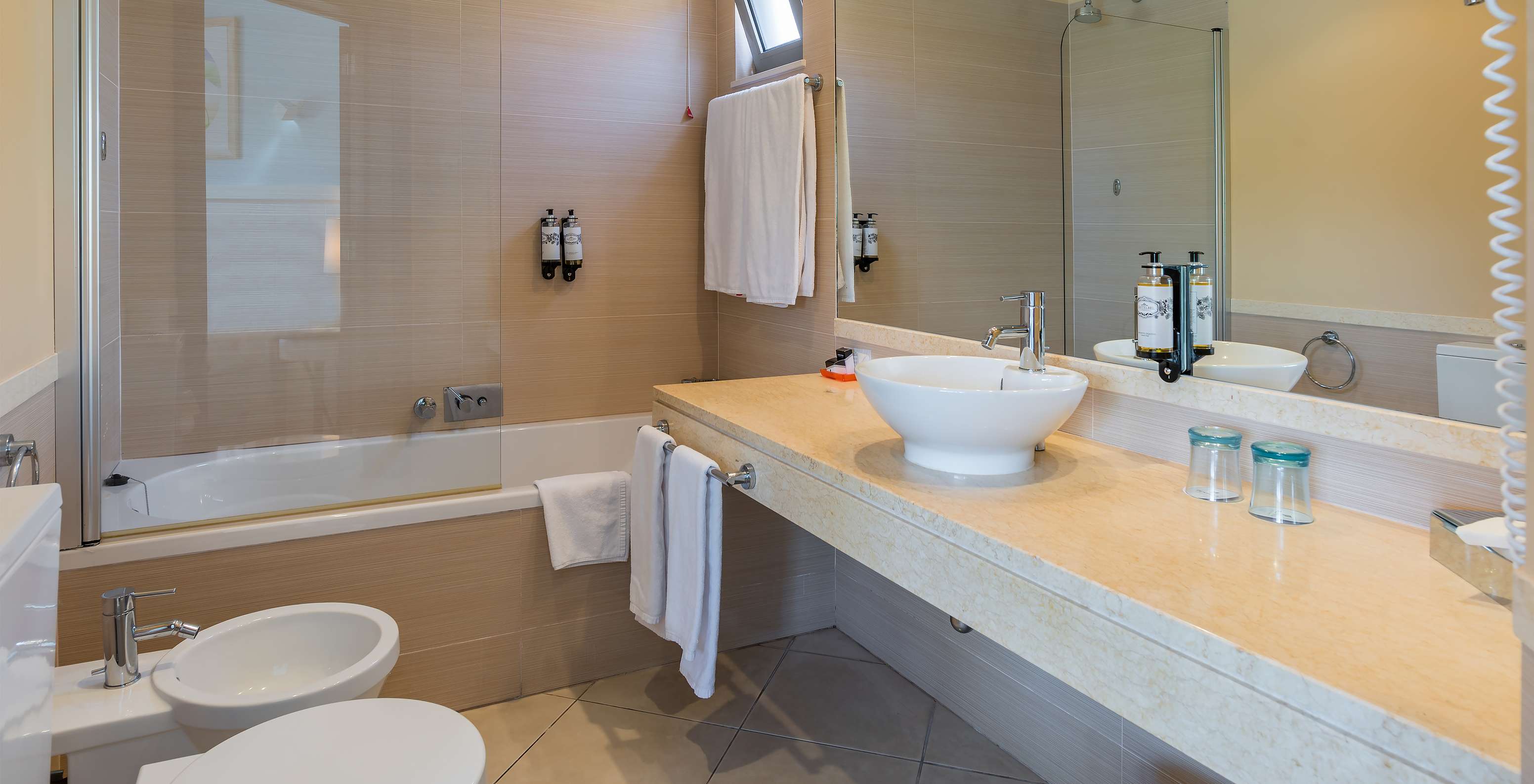 De Suite Appartement T1 van Pestana Porto Santo All Inclusive heeft een badkamer met bidet wastafel spiegel en badkuip