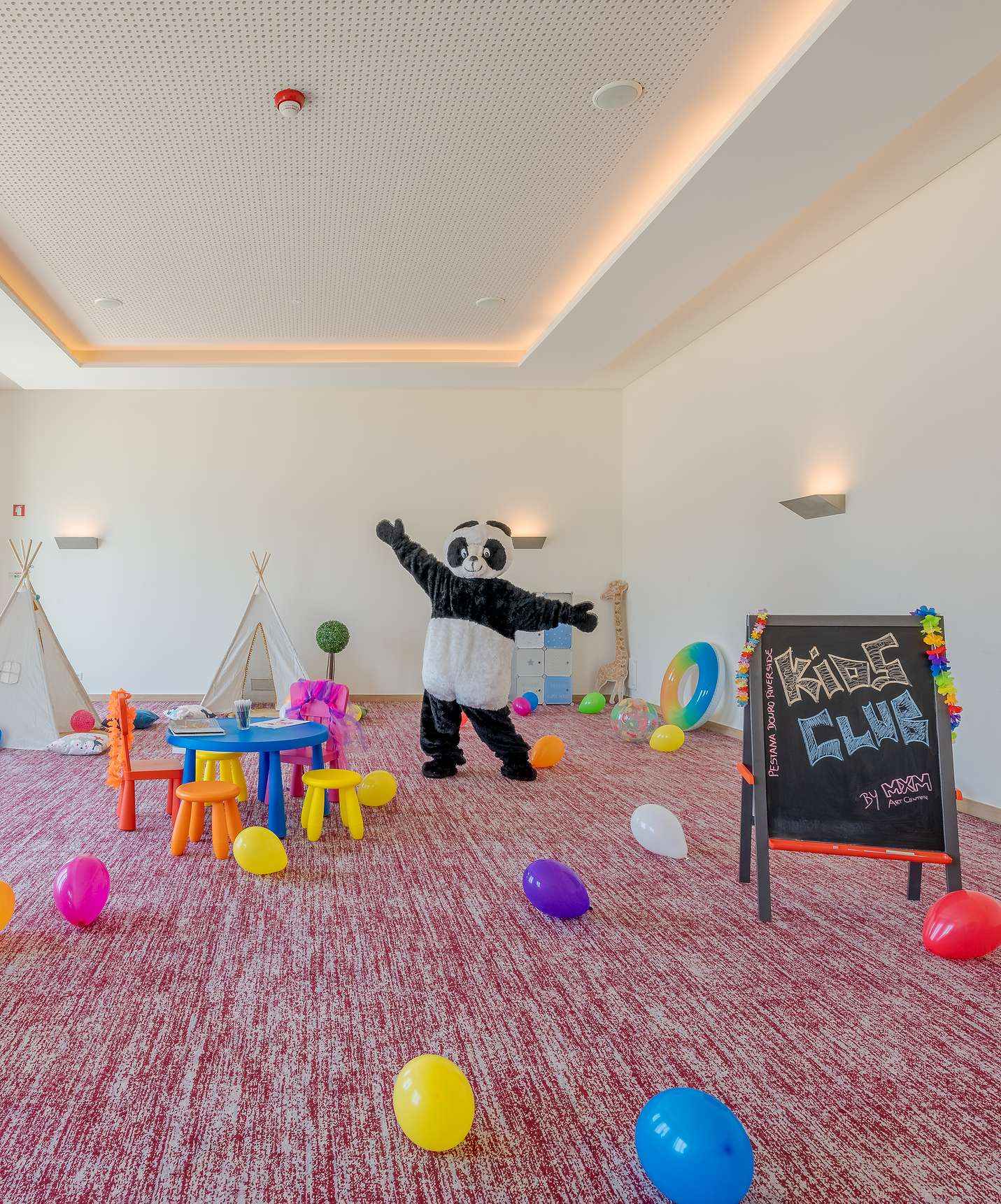 Pestana Douro hotel met zwembad aan de Douro heeft een kinderclub met animatie en spellen