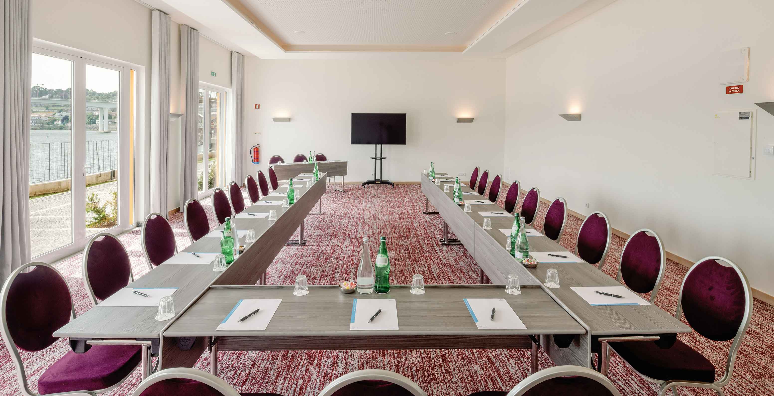 Douro IV met U-vormige tafels in het Pestana Douro Riverside Hotel met zwembad aan de Douro