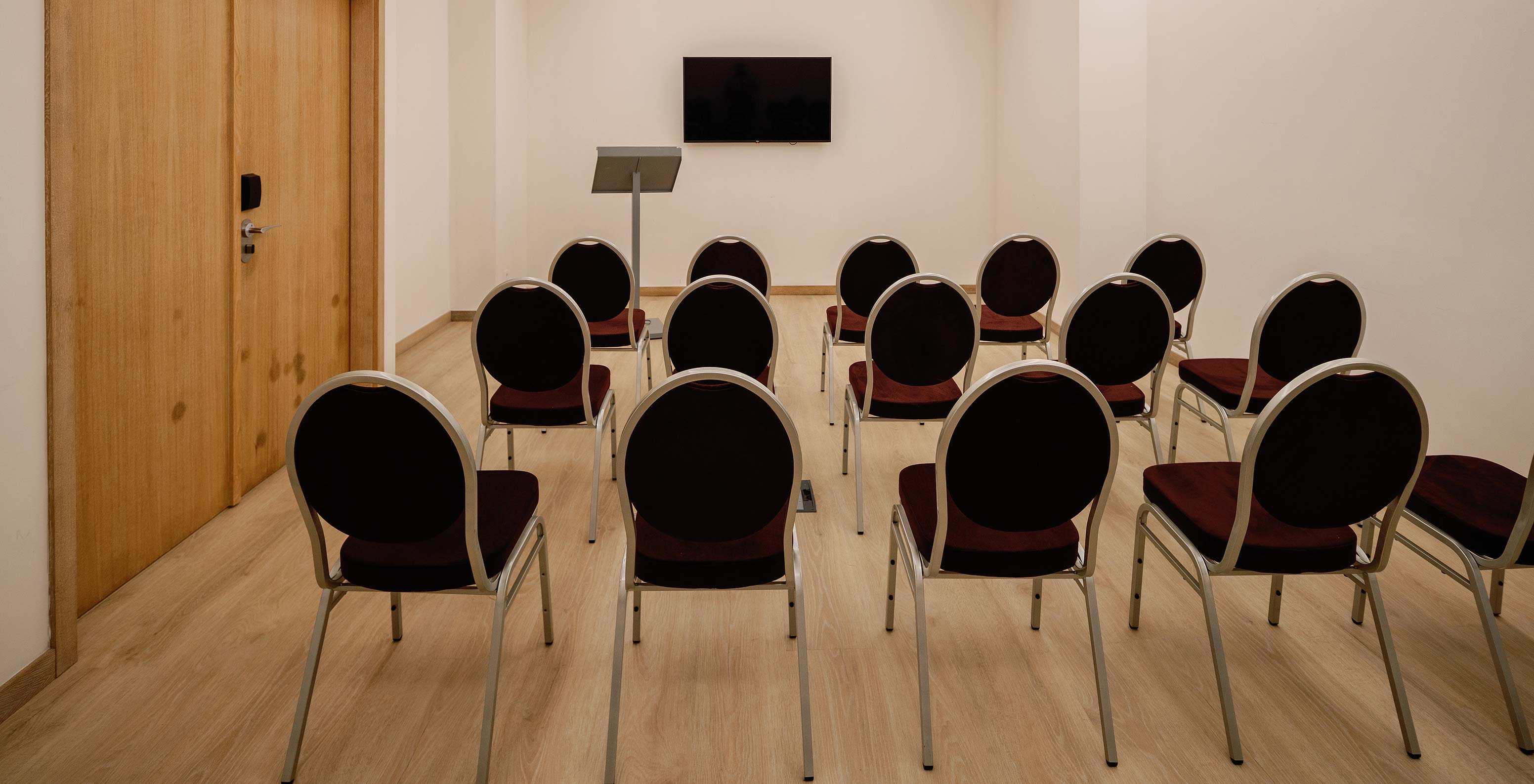 Douro VI met stoelen en een scherm in het Pestana Douro Riverside Hotel met zwembad aan de Douro