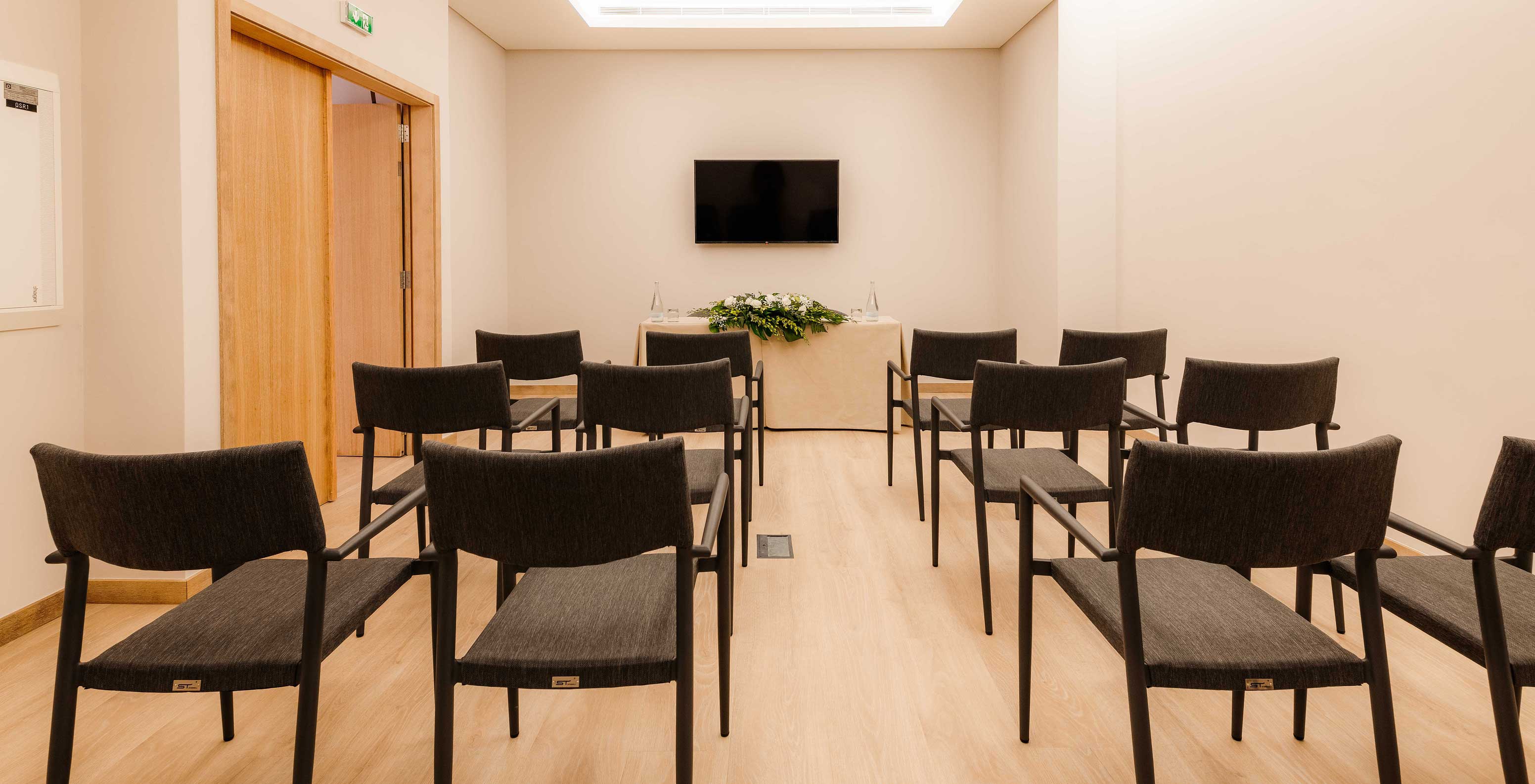 Douro VII met stoelen en een scherm in het Pestana Douro Riverside Hotel met zwembad aan de Douro