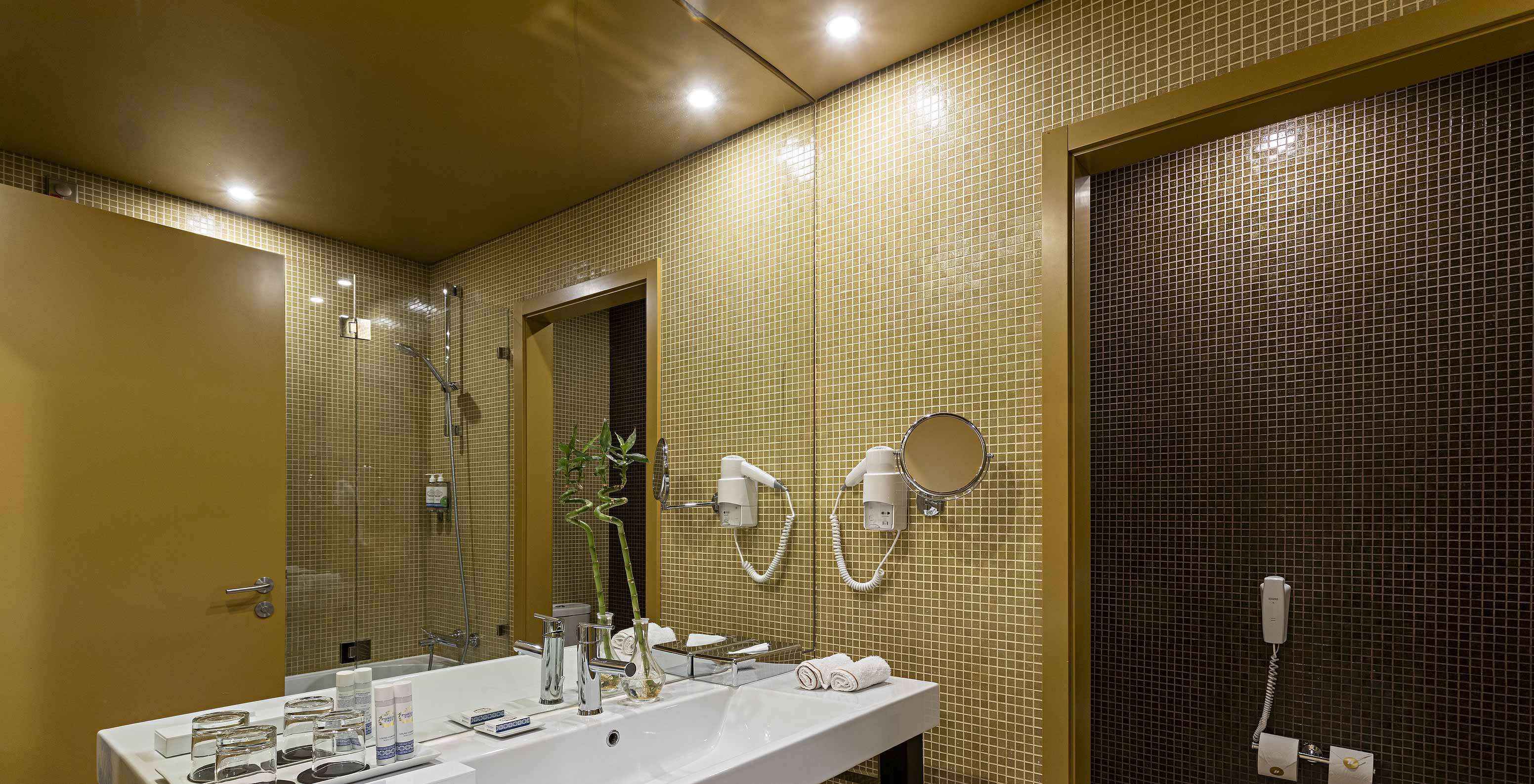 De Executive heeft een badkamer met gele en bruine tegels