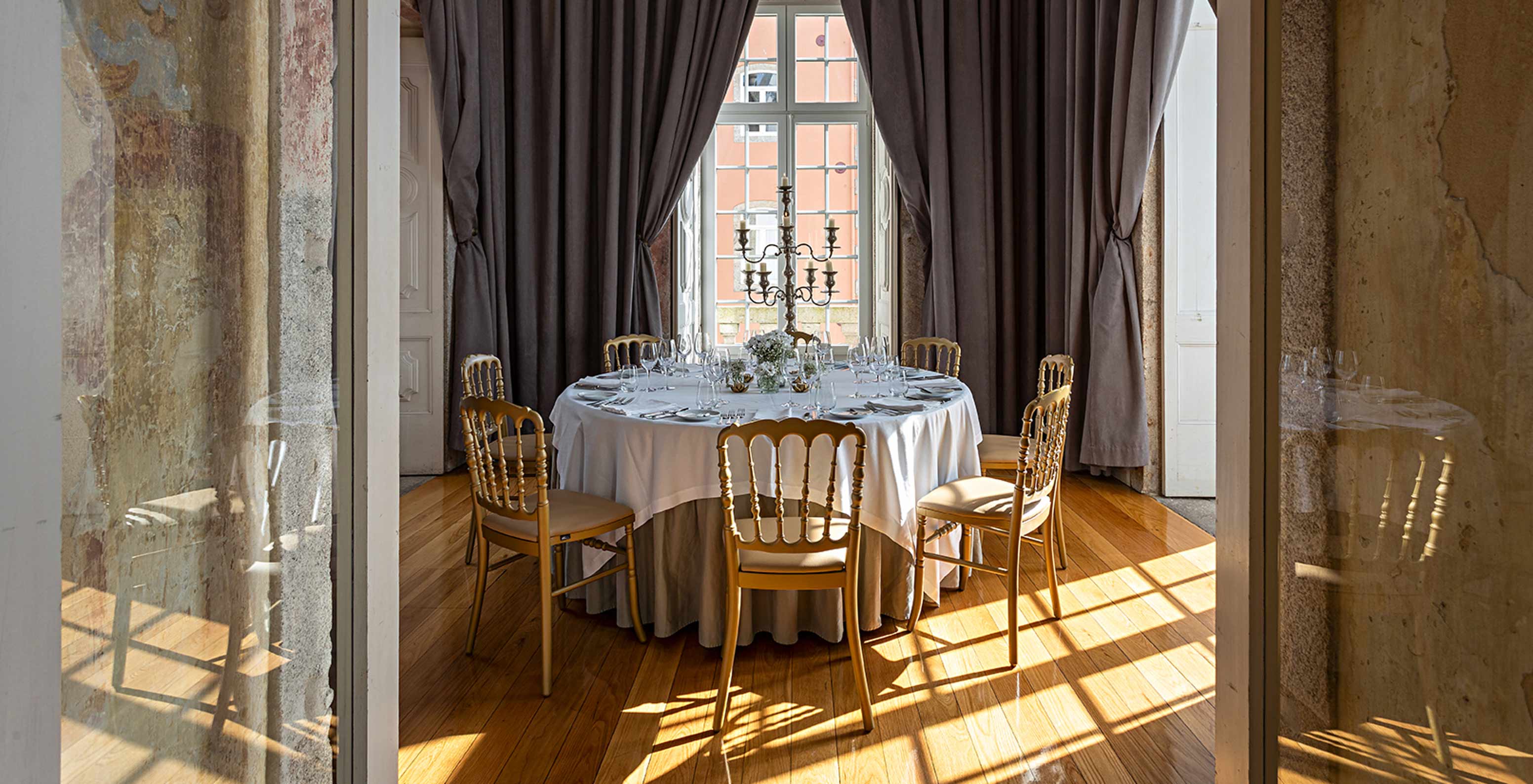 Proefzaal ingericht voor een bruiloft in Pestana Palácio do Freixo Historisch Hotel aan de rivier de Douro