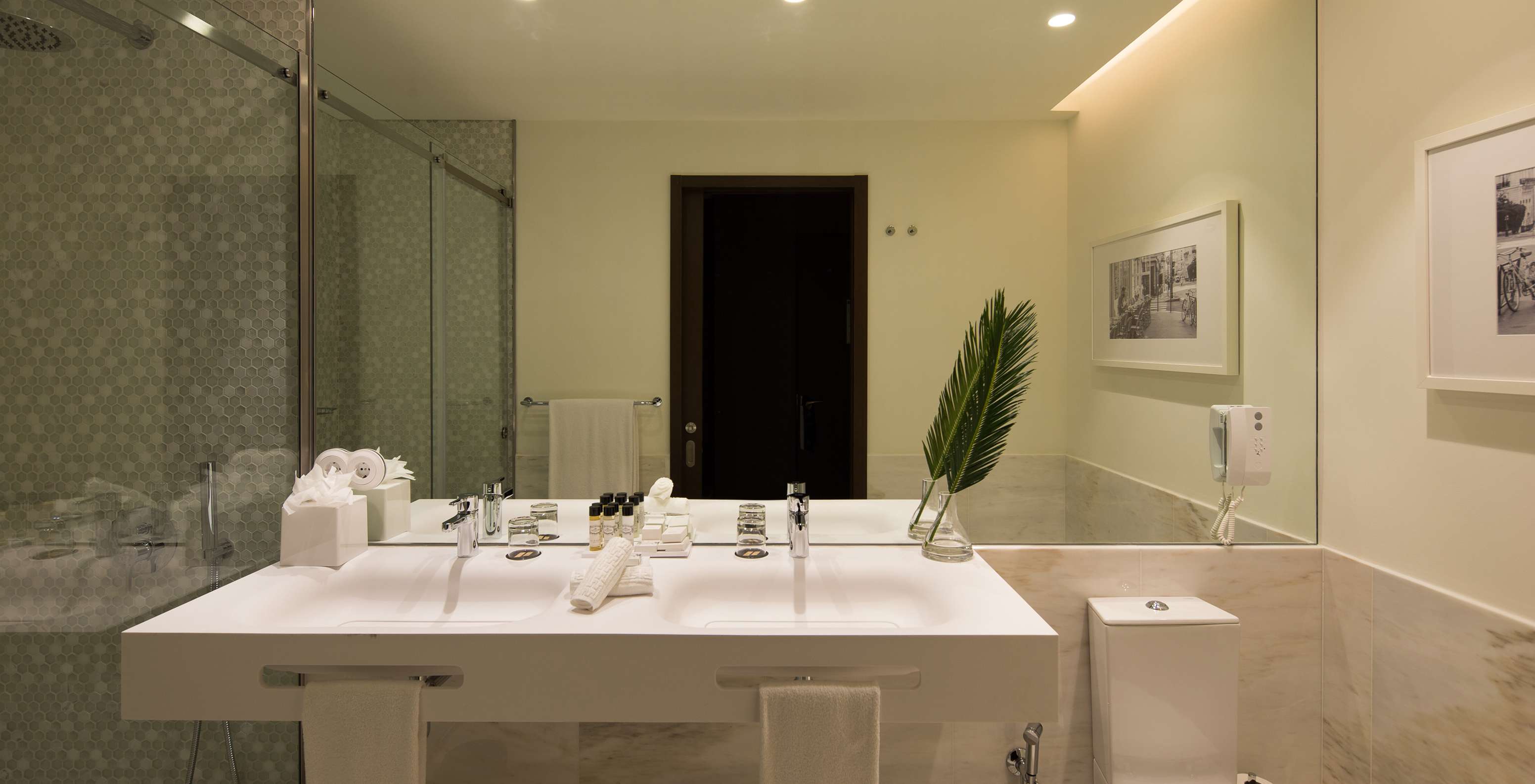 De Deluxe Executive van Pestana Porto - A Brasileira heeft een badkamer met twee wastafels en een toilet met douche