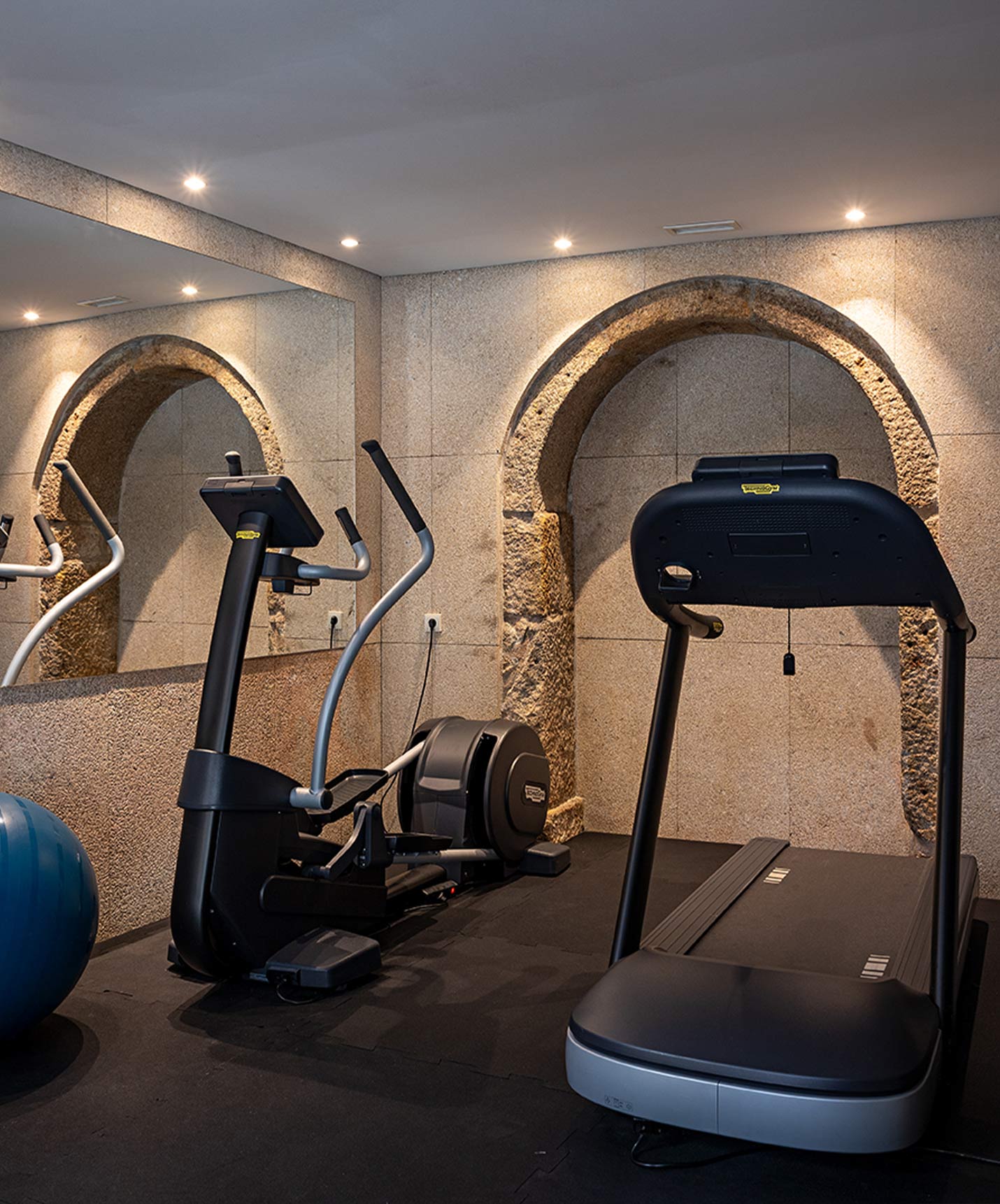 Twee fitnessapparaten in duistere gym van Pestana Vintage Porto, hotel in Ribeira Porto