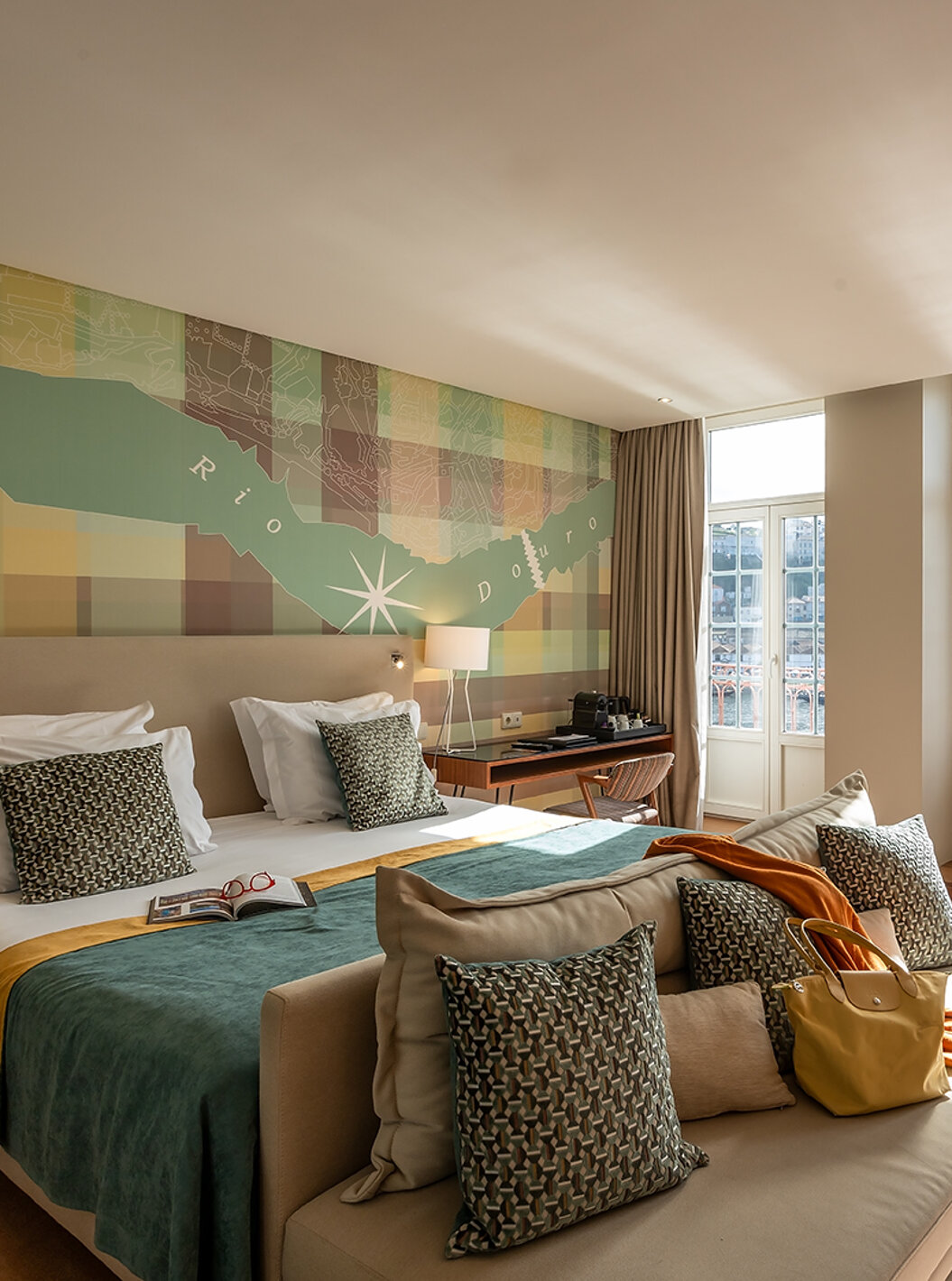 De Vintage Grand View Balcony van het Pestana Vintage Porto heeft een tweepersoonsbed en ramen met uitzicht op de oever